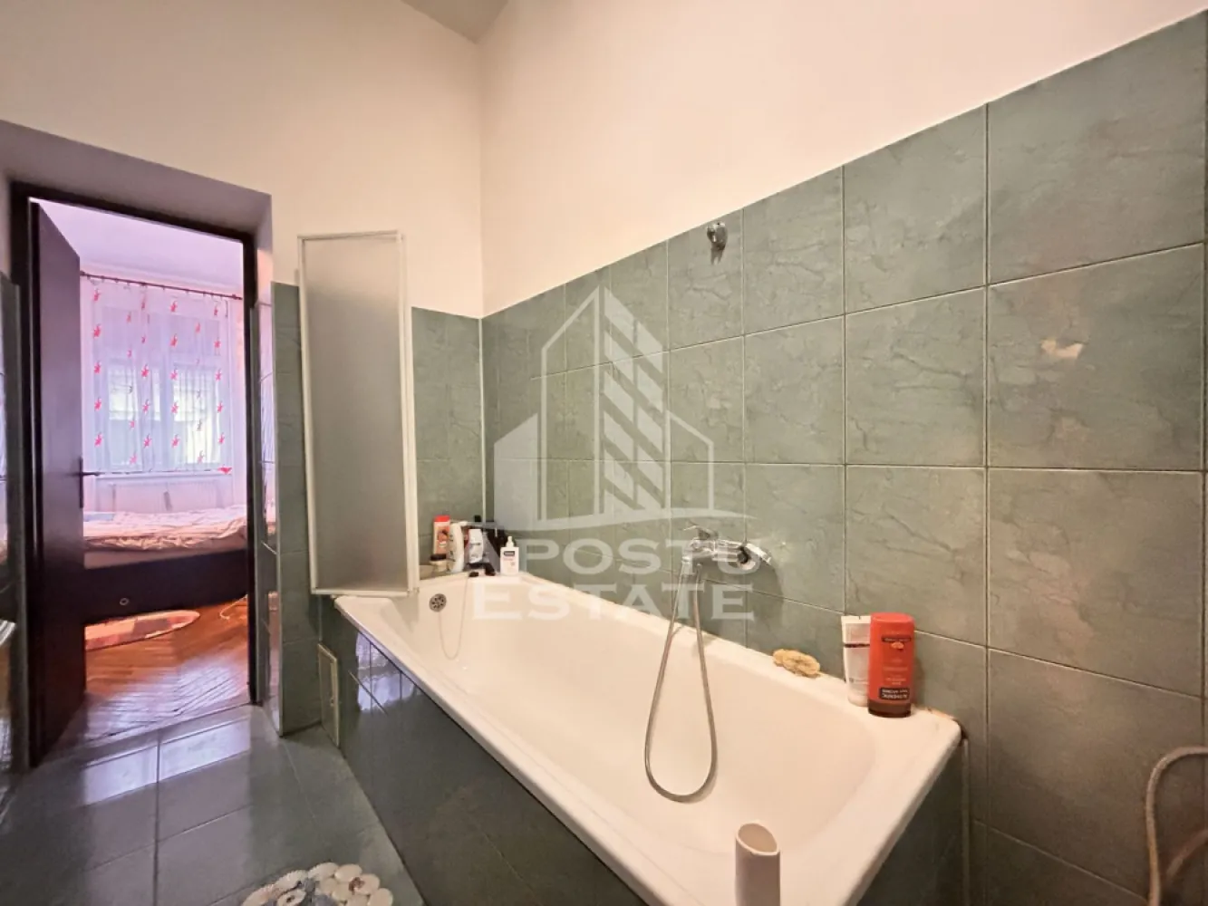 Apartament spațios 4 camere, 2 băi, parteer inalt în Piata Maria