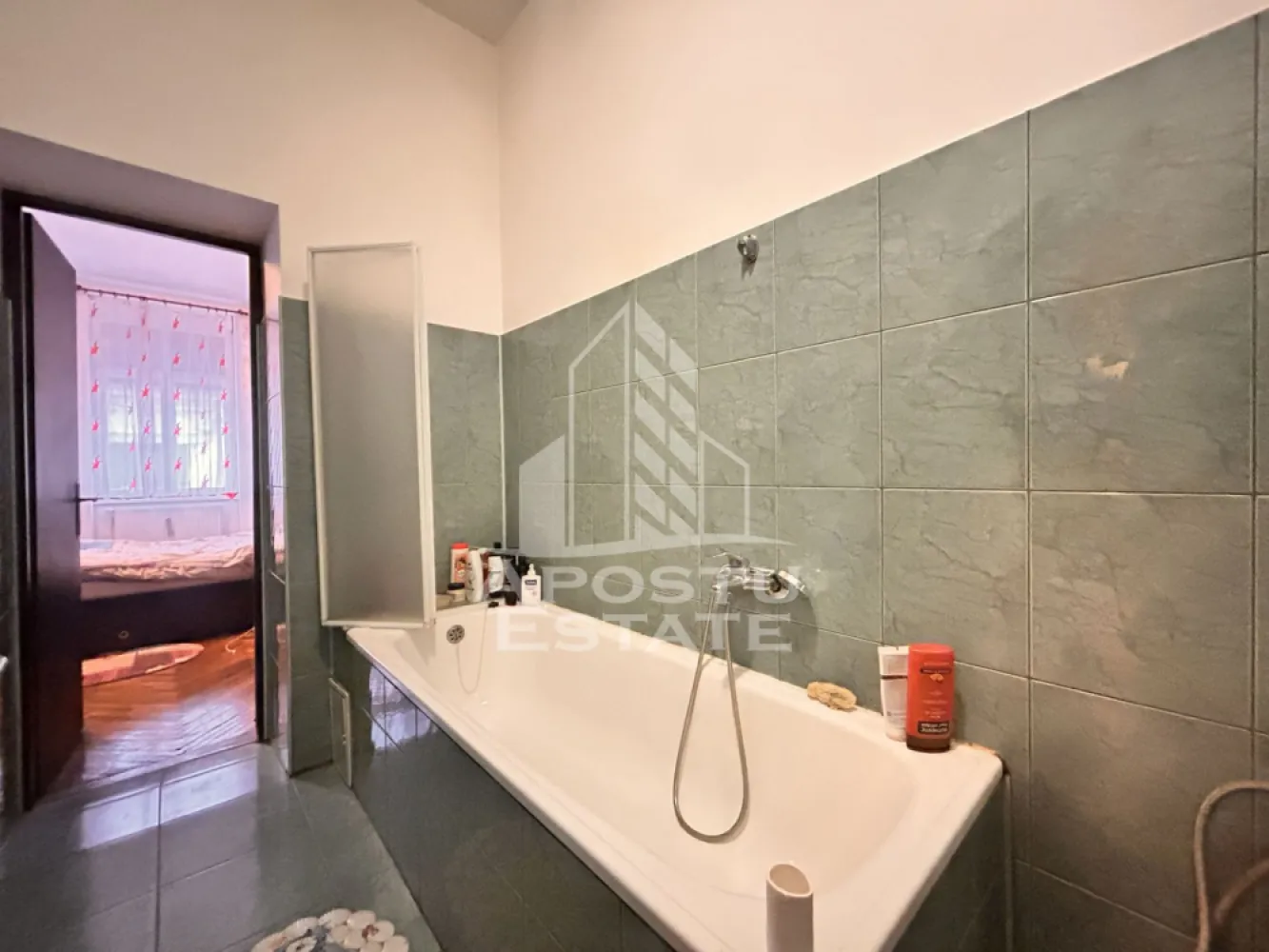 Apartament spațios 4 camere, 2 băi, parteer inalt în Piata Maria