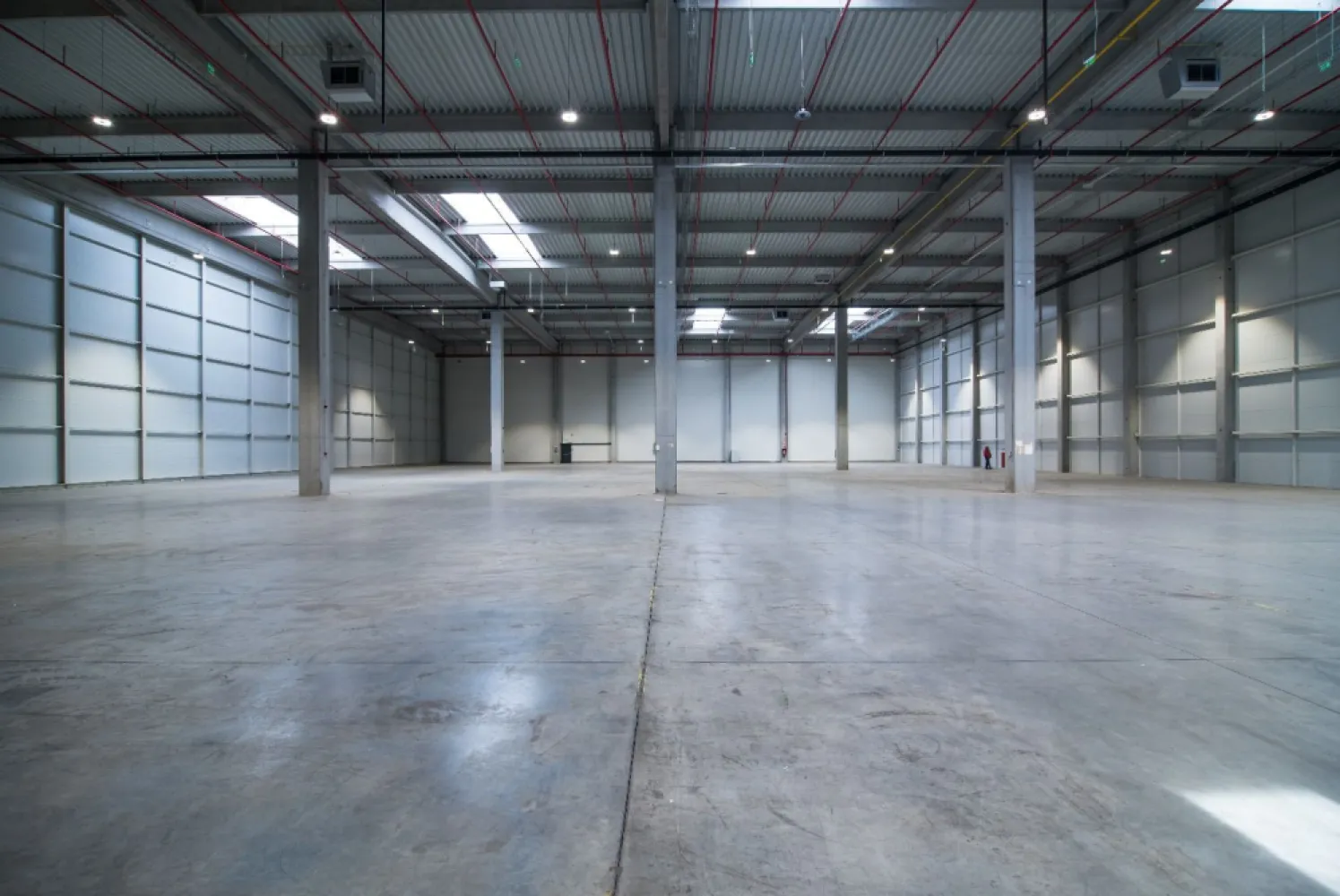 Hală nouă clasa A în parc industrial Arad - PropertyLab vă oferă spre închiriere o hală industrială clasa A în zona de nord a Aradului.
Aceasta este pretabilă pentru activități de depozitare și producție.

Caracteristici tehnice:
Dispunerea schemei structurale 48mx24m
Înălțimea liberă: 6 m
Sarcina la sol: 5 tone/m2 
Drive-in și rampe de andocare – 1 rampa drive in si 1 rampa de andocare tir
Pereți exterior tip sandwich cu grosimea panourilor de 100 mm
Uși secționale drive in 3x4m cu panouri cu izolație termică
Uși secționale 2.8 m x 3 m cu deschidere electrică și ochiuri vitrate-zona de andocare
Sistem de stingere a incendiilor
 • Alarmă incendiu cu unitate centrală de control și panou de comandă
 • Alarmă de evacuare prin sirenele de incendiu
 • Hidranți supraterani exteriori în jurul clădirii
 • Sistem de stingere incendiu cu sprinklere cu cap normal - la cerere
Capacitate electrică: aprox. 60kW
Iluminat LED
Sistem de incalzire/răcire hala 
• Sistem multi-split pentru răcire
• Radioatoare electrice pentru încălzire
• Cazan electric cu apă caldă pentru apă caldă
Sistem de încălzire birouri 
• Aeroterme pe gaz cu destratificatoare.

Cost servicii 0.80 eur/mp/lună și include
• Securitate 24/7
• Curațenie – străzi exterioare și locurile de parcare
• Mentenanță parc – străzi, utilități, defecțiuni tehnice, curățarea zăpezii și a gheții
• Iluminat exterior
• Taxă de proprietate.

Pentru informații suplimentare și vizionarea imobilului, vă rog să mă contactați.

Raluca Marinescu Consultant imobiliar PropertyLab
email: raluca.marinescu@propertylab.ro
Telefon +40 755 083 764

Cod proprietate 2373489