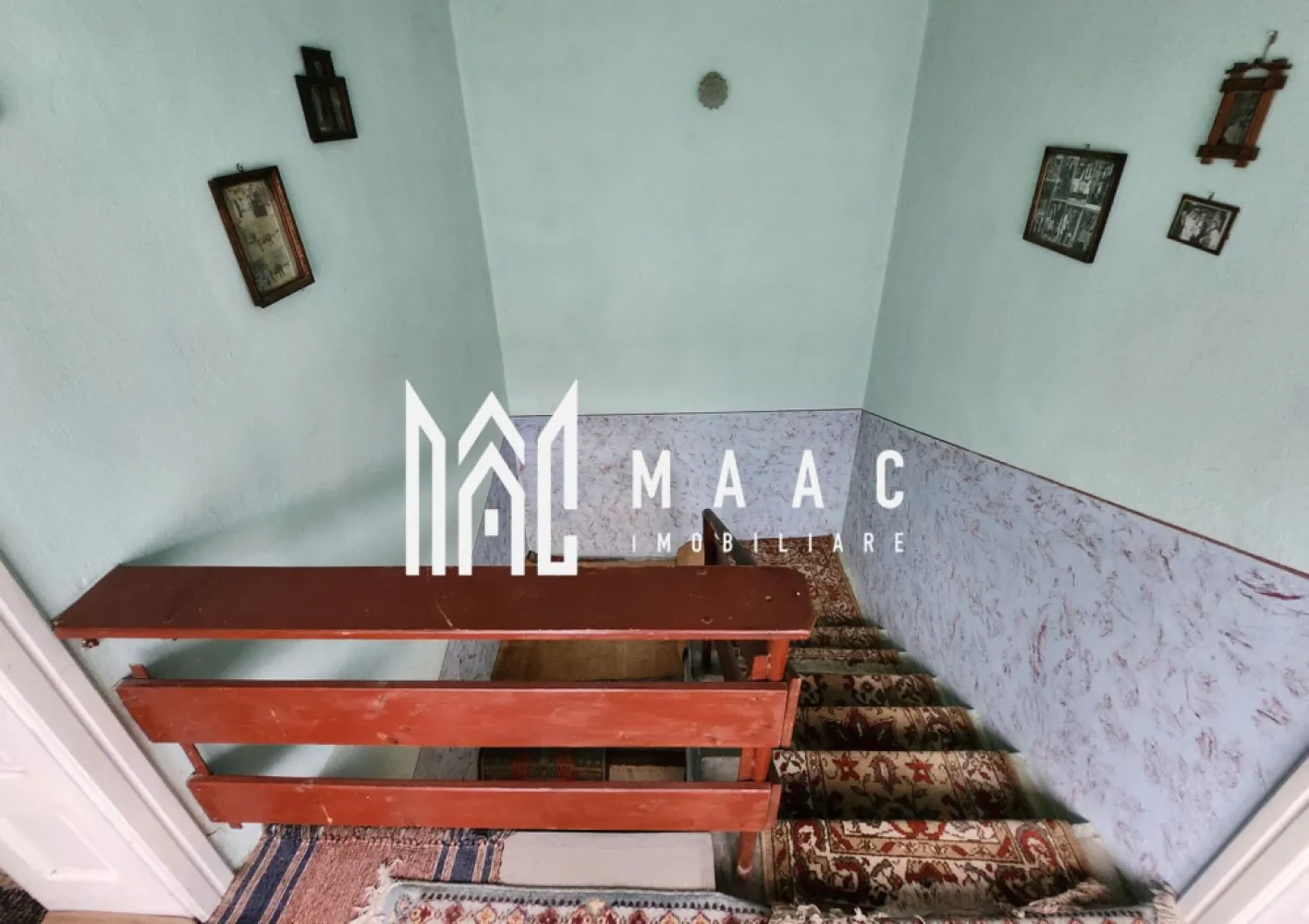 Casa individuala, 3 camere I 650 mp teren I Tilisca - MAAC Imobiliare propune spre vanzare o casa cu 3 camere situata in zona centrala a localitatii Tilisca. Locuinta, situata la strada, este structurata pe 2 niveluri. La parter - hol de acces, casa scarii, bucatarie, debara, living. La etaj - doua dormitoare, decomandate. Intre niveluri - placa de beton. Scarile sunt tot de beton. In curte - sura cu grajd, gradina - cca 300mp. Nu este baie in casa. Utilitati: curent, apa, canalizare - in casa. Incalzirea: soba cu lemne. Pentru mai multe detalii precizati telefonic ca ati vazut anuntul cu ID:CP1721965 }}