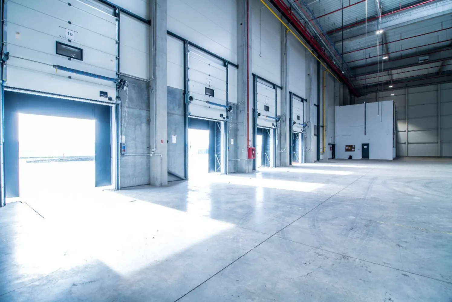 Hală nouă clasa A în parc industrial Arad - PropertyLab vă oferă spre închiriere o hală industrială clasa A în zona de nord a Aradului.
Aceasta este pretabilă pentru activități de depozitare și producție.

Caracteristici tehnice:
Dispunerea schemei structurale 48mx24m
Înălțimea liberă: 6 m
Sarcina la sol: 5 tone/m2 
Drive-in și rampe de andocare – 1 rampa drive in si 1 rampa de andocare tir
Pereți exterior tip sandwich cu grosimea panourilor de 100 mm
Uși secționale drive in 3x4m cu panouri cu izolație termică
Uși secționale 2.8 m x 3 m cu deschidere electrică și ochiuri vitrate-zona de andocare
Sistem de stingere a incendiilor
 • Alarmă incendiu cu unitate centrală de control și panou de comandă
 • Alarmă de evacuare prin sirenele de incendiu
 • Hidranți supraterani exteriori în jurul clădirii
 • Sistem de stingere incendiu cu sprinklere cu cap normal - la cerere
Capacitate electrică: aprox. 60kW
Iluminat LED
Sistem de incalzire/răcire hala 
• Sistem multi-split pentru răcire
• Radioatoare electrice pentru încălzire
• Cazan electric cu apă caldă pentru apă caldă
Sistem de încălzire birouri 
• Aeroterme pe gaz cu destratificatoare.

Cost servicii 0.80 eur/mp/lună și include
• Securitate 24/7
• Curațenie – străzi exterioare și locurile de parcare
• Mentenanță parc – străzi, utilități, defecțiuni tehnice, curățarea zăpezii și a gheții
• Iluminat exterior
• Taxă de proprietate.

Pentru informații suplimentare și vizionarea imobilului, vă rog să mă contactați.

Raluca Marinescu Consultant imobiliar PropertyLab
email: raluca.marinescu@propertylab.ro
Telefon +40 755 083 764

Cod proprietate 2373489