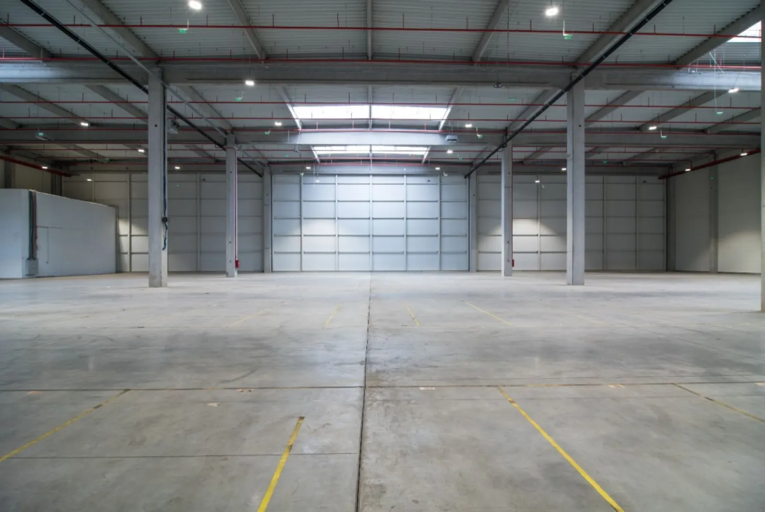 Hală nouă clasa A în parc industrial Arad - PropertyLab vă oferă spre închiriere o hală industrială clasa A în zona de nord a Aradului.
Aceasta este pretabilă pentru activități de depozitare și producție.

Caracteristici tehnice:
Dispunerea schemei structurale 48mx24m
Înălțimea liberă: 6 m
Sarcina la sol: 5 tone/m2 
Drive-in și rampe de andocare – 1 rampa drive in si 1 rampa de andocare tir
Pereți exterior tip sandwich cu grosimea panourilor de 100 mm
Uși secționale drive in 3x4m cu panouri cu izolație termică
Uși secționale 2.8 m x 3 m cu deschidere electrică și ochiuri vitrate-zona de andocare
Sistem de stingere a incendiilor
 • Alarmă incendiu cu unitate centrală de control și panou de comandă
 • Alarmă de evacuare prin sirenele de incendiu
 • Hidranți supraterani exteriori în jurul clădirii
 • Sistem de stingere incendiu cu sprinklere cu cap normal - la cerere
Capacitate electrică: aprox. 60kW
Iluminat LED
Sistem de incalzire/răcire hala 
• Sistem multi-split pentru răcire
• Radioatoare electrice pentru încălzire
• Cazan electric cu apă caldă pentru apă caldă
Sistem de încălzire birouri 
• Aeroterme pe gaz cu destratificatoare.

Cost servicii 0.80 eur/mp/lună și include
• Securitate 24/7
• Curațenie – străzi exterioare și locurile de parcare
• Mentenanță parc – străzi, utilități, defecțiuni tehnice, curățarea zăpezii și a gheții
• Iluminat exterior
• Taxă de proprietate.

Pentru informații suplimentare și vizionarea imobilului, vă rog să mă contactați.

Raluca Marinescu Consultant imobiliar PropertyLab
email: raluca.marinescu@propertylab.ro
Telefon +40 755 083 764

Cod proprietate 2373489