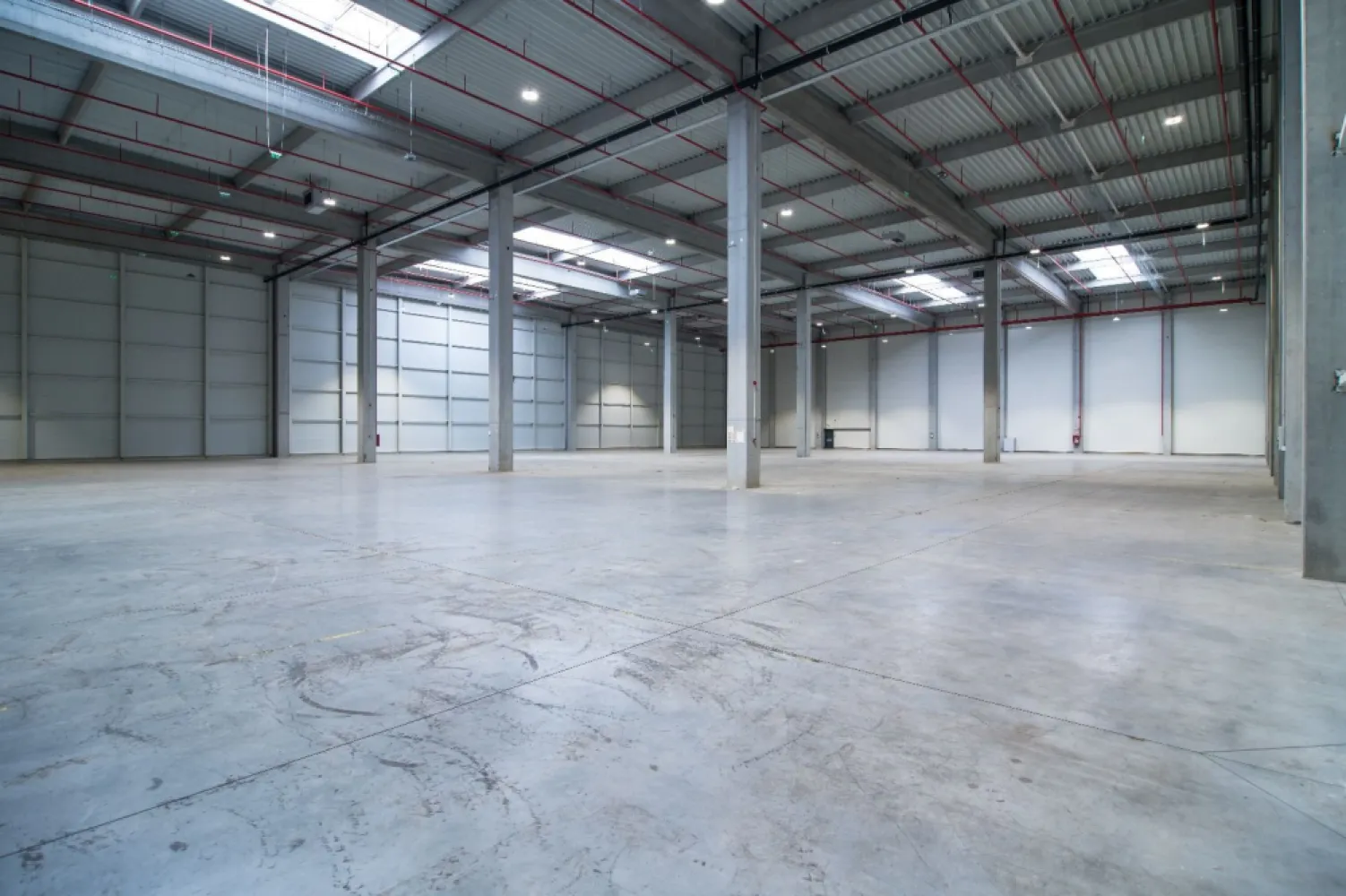 Hală nouă clasa A în parc industrial Arad - PropertyLab vă oferă spre închiriere o hală industrială clasa A în zona de nord a Aradului.
Aceasta este pretabilă pentru activități de depozitare și producție.

Caracteristici tehnice:
Dispunerea schemei structurale 48mx24m
Înălțimea liberă: 6 m
Sarcina la sol: 5 tone/m2 
Drive-in și rampe de andocare – 1 rampa drive in si 1 rampa de andocare tir
Pereți exterior tip sandwich cu grosimea panourilor de 100 mm
Uși secționale drive in 3x4m cu panouri cu izolație termică
Uși secționale 2.8 m x 3 m cu deschidere electrică și ochiuri vitrate-zona de andocare
Sistem de stingere a incendiilor
 • Alarmă incendiu cu unitate centrală de control și panou de comandă
 • Alarmă de evacuare prin sirenele de incendiu
 • Hidranți supraterani exteriori în jurul clădirii
 • Sistem de stingere incendiu cu sprinklere cu cap normal - la cerere
Capacitate electrică: aprox. 60kW
Iluminat LED
Sistem de incalzire/răcire hala 
• Sistem multi-split pentru răcire
• Radioatoare electrice pentru încălzire
• Cazan electric cu apă caldă pentru apă caldă
Sistem de încălzire birouri 
• Aeroterme pe gaz cu destratificatoare.

Cost servicii 0.80 eur/mp/lună și include
• Securitate 24/7
• Curațenie – străzi exterioare și locurile de parcare
• Mentenanță parc – străzi, utilități, defecțiuni tehnice, curățarea zăpezii și a gheții
• Iluminat exterior
• Taxă de proprietate.

Pentru informații suplimentare și vizionarea imobilului, vă rog să mă contactați.

Raluca Marinescu Consultant imobiliar PropertyLab
email: raluca.marinescu@propertylab.ro
Telefon +40 755 083 764

Cod proprietate 2373489