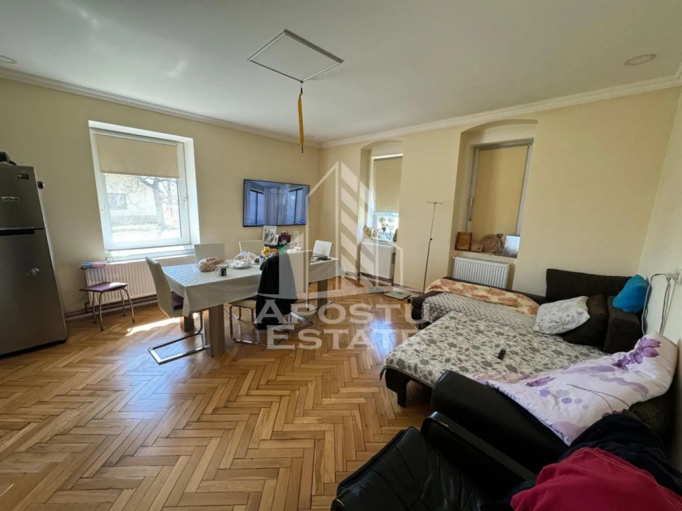 Casa de vanzare cu piscina si 5 camere in Dinias, Timis - Apostu Estate va propune spre vanzare o casa superba in localitatea Dinias, la 20 de km de Shopping City Timisoara. 
Gardul inalt de 3m in jurul proprietatii ofera sentimentul de intimitate, iar salcamii din curte si tuia maturi de 20 ani dau grandoare curtii.
Pentru confort maxim, imobilul beneciaza si de o piscina mare, aceasta necesitand reconditionare completa.
Imobilul este format din 2 constructii:
- Casa mare formata din 2 living-uri, 3 dormitoare, bucatarie si 2 bai cu o suprafata de 123.89 mp utili
- Bucatarie de vara formata din o camera, bucatarie si baie + pod locuibil cu o suprafata de 58.72 mp utili
Suprafata terenului este de-a dreptul generoasa - 1000 mp.
Confortul termic este asigurat de cetrala termica electrica cu incalzire prin calorifere, iar peretii grosi si izolatia asigura cheltuieli mici. 

Ar fi multe de spus despre aceasta proprietate, dar va invitam la o vizionare sa descoperiti toate avantajele pe care le ofera. 
ID intern: 2373208