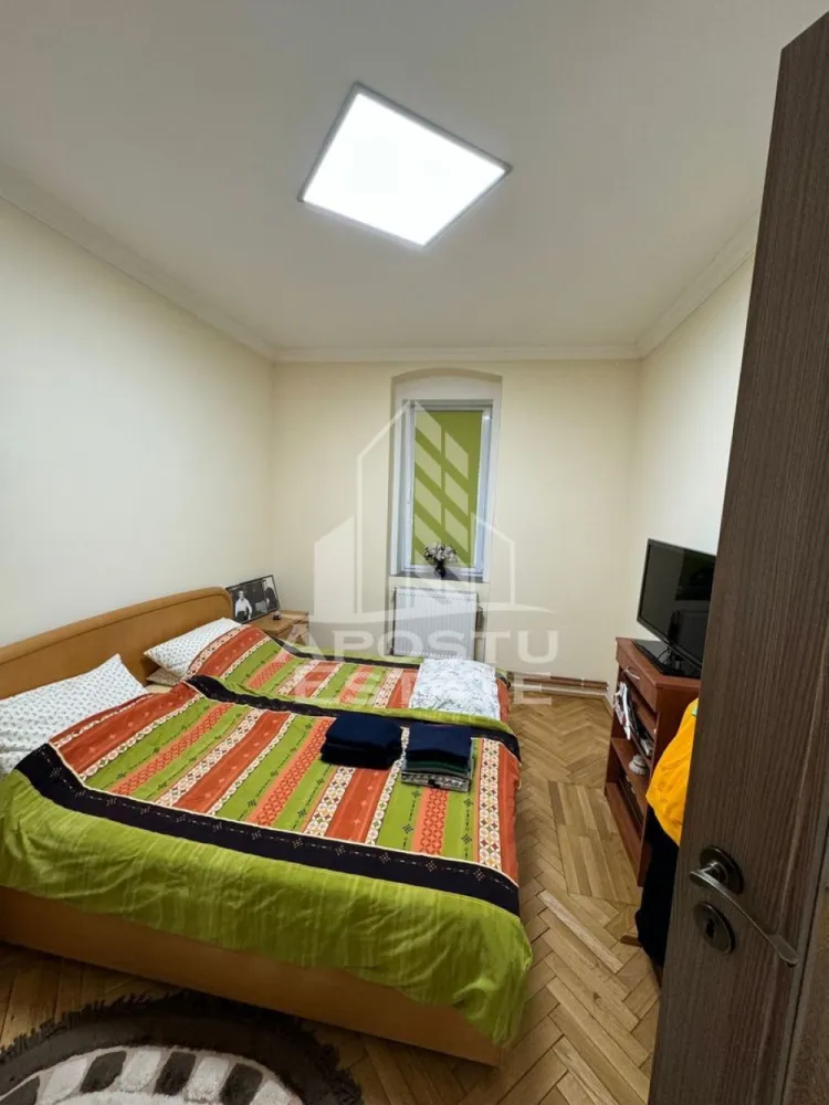 Casa de vanzare cu piscina si 5 camere in Dinias, Timis - Apostu Estate va propune spre vanzare o casa superba in localitatea Dinias, la 20 de km de Shopping City Timisoara. 
Gardul inalt de 3m in jurul proprietatii ofera sentimentul de intimitate, iar salcamii din curte si tuia maturi de 20 ani dau grandoare curtii.
Pentru confort maxim, imobilul beneciaza si de o piscina mare, aceasta necesitand reconditionare completa.
Imobilul este format din 2 constructii:
- Casa mare formata din 2 living-uri, 3 dormitoare, bucatarie si 2 bai cu o suprafata de 123.89 mp utili
- Bucatarie de vara formata din o camera, bucatarie si baie + pod locuibil cu o suprafata de 58.72 mp utili
Suprafata terenului este de-a dreptul generoasa - 1000 mp.
Confortul termic este asigurat de cetrala termica electrica cu incalzire prin calorifere, iar peretii grosi si izolatia asigura cheltuieli mici. 

Ar fi multe de spus despre aceasta proprietate, dar va invitam la o vizionare sa descoperiti toate avantajele pe care le ofera. 
ID intern: 2373208
