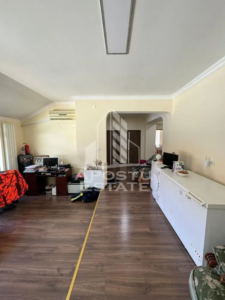 Casa de vanzare cu piscina si 5 camere in Dinias, Timis