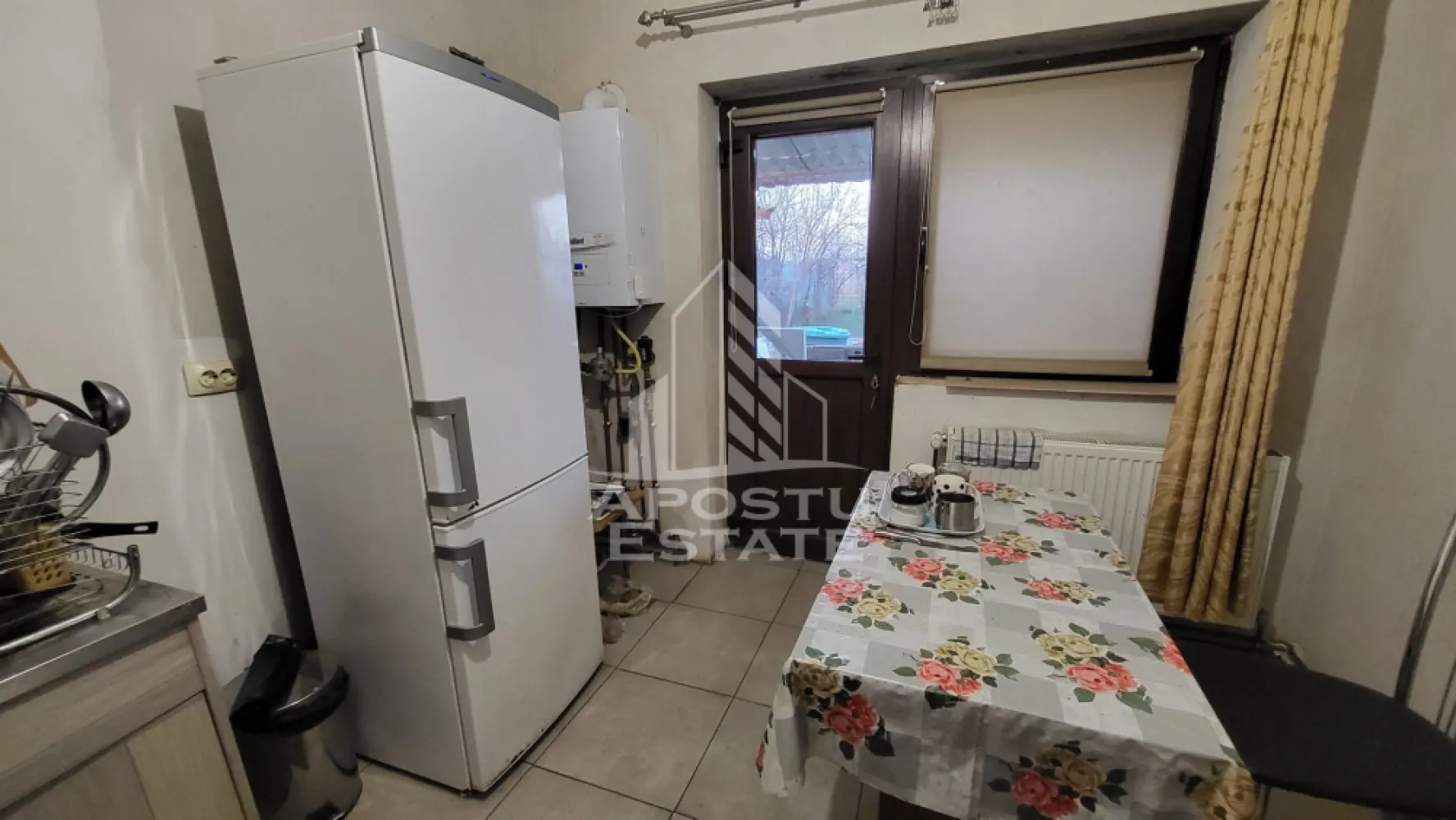 Casa individuala,190 mp utili,garaj si teren de 700 mp,Satchinez - Apostu Estate va propune spre vanzare o casa individuala cu 3 camere si posibilitate de mansardare,in Satchinez.
Construita pe structura P+M,proprietatea se desfasoara pe o suprafata utila de 190 mp si o suprafata teren de 700mp.
Compartimentare:
Parter:
-hol 
-3 camere
-baie
-bucatarie
Etaj
La etaj exista posibilitatea de a se compartimenta dupa cum se doreste.
Comfortul termic se realizeaza prin intermediul centralei pe gaz si al caloriferelor.
Proprietatea beneficiaza de un garaj cu acces auto interior si dispune de:
-toate utilitatile(curent trifazat,canalizare,apa,gaz)
-o statie de incarcare pt masini electrice
-o gradina generoasa cu solar
-spatii de depozitare
-gard de beton
Va oferim consultanta si solutii financiare prin colaboratorii nostrii!
Va asteptam cu drag la o vizionare!