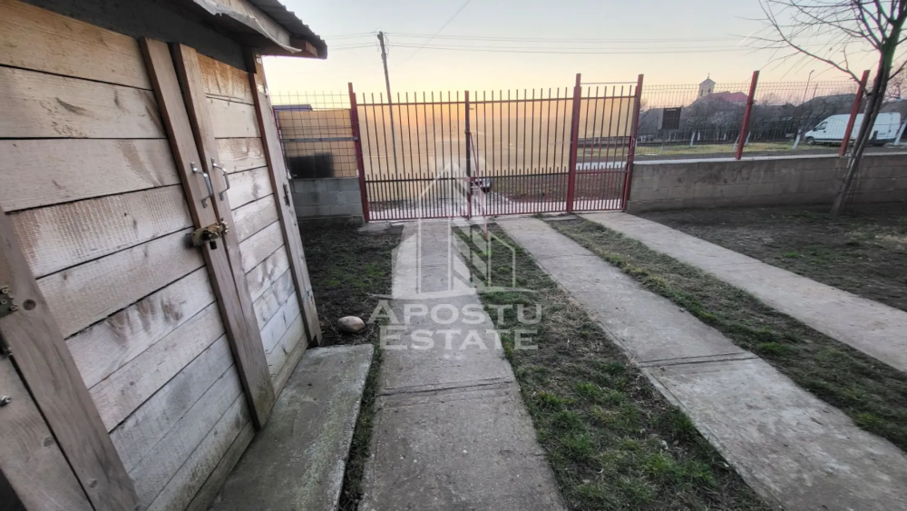 Casa individuala,190 mp utili,garaj si teren de 700 mp,Satchinez - Apostu Estate va propune spre vanzare o casa individuala cu 3 camere si posibilitate de mansardare,in Satchinez.
Construita pe structura P+M,proprietatea se desfasoara pe o suprafata utila de 190 mp si o suprafata teren de 700mp.
Compartimentare:
Parter:
-hol 
-3 camere
-baie
-bucatarie
Etaj
La etaj exista posibilitatea de a se compartimenta dupa cum se doreste.
Comfortul termic se realizeaza prin intermediul centralei pe gaz si al caloriferelor.
Proprietatea beneficiaza de un garaj cu acces auto interior si dispune de:
-toate utilitatile(curent trifazat,canalizare,apa,gaz)
-o statie de incarcare pt masini electrice
-o gradina generoasa cu solar
-spatii de depozitare
-gard de beton
Va oferim consultanta si solutii financiare prin colaboratorii nostrii!
Va asteptam cu drag la o vizionare!