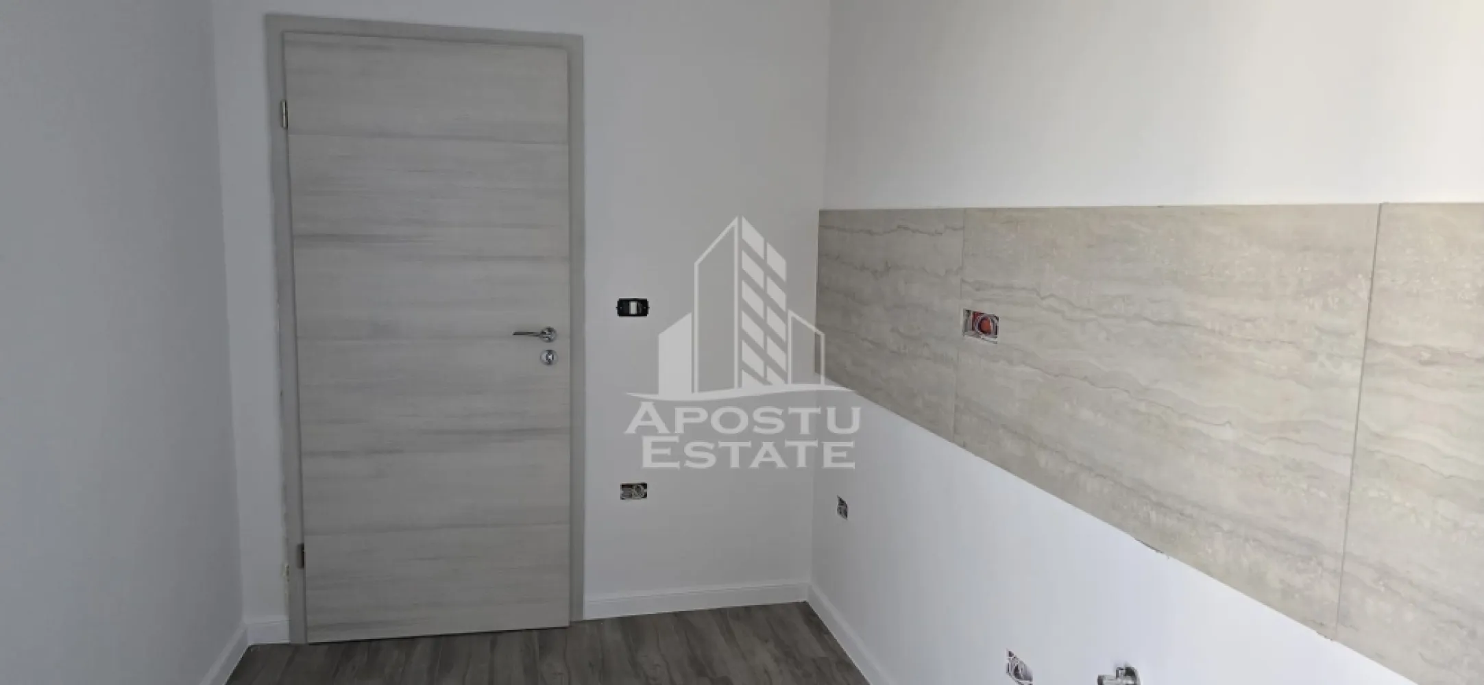 Apartament decomandat,2 camere,56 mp utili,bloc nou 2024,Giroc - Apostu Estate va propune spre vanzare un apartament cu 2 camere,decomandat,in Giroc.
Disponibil la etajul 1/3 intr-un imobil nou costruit in anul 2024,apartamentul se desfasoara pe o suprafata utila de 56 mp plus o terasa generoasa de 11 mp.
Compartimentare:
-hol
-bucatarie
-living
-dormitor
-baie
-terasa
Confortul termic se realizeaza prin intermediul centralei Bosch(noua) si a climei,incalzirea este in pardoseala.
Apartamentul beneficiaza de un loc de parcare trecut in CF si de toate utilitatile.
Zona linistita in apropiere de magazine si statie.
Apartamentul se vinde nemobilat.
Disponibil imediat!
Va oferim consultanta si solutii financiare prin colaboratorii nostrii!
Va asteptam cu drag la o vizionare!