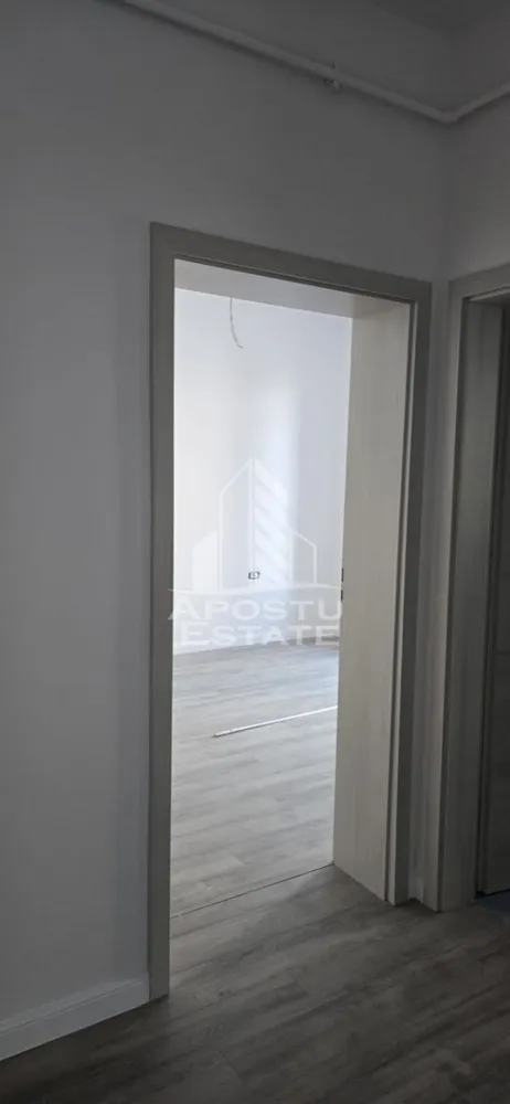 Apartament decomandat,2 camere,56 mp utili,bloc nou 2024,Giroc - Apostu Estate va propune spre vanzare un apartament cu 2 camere,decomandat,in Giroc.
Disponibil la etajul 1/3 intr-un imobil nou costruit in anul 2024,apartamentul se desfasoara pe o suprafata utila de 56 mp plus o terasa generoasa de 11 mp.
Compartimentare:
-hol
-bucatarie
-living
-dormitor
-baie
-terasa
Confortul termic se realizeaza prin intermediul centralei Bosch(noua) si a climei,incalzirea este in pardoseala.
Apartamentul beneficiaza de un loc de parcare trecut in CF si de toate utilitatile.
Zona linistita in apropiere de magazine si statie.
Apartamentul se vinde nemobilat.
Disponibil imediat!
Va oferim consultanta si solutii financiare prin colaboratorii nostrii!
Va asteptam cu drag la o vizionare!