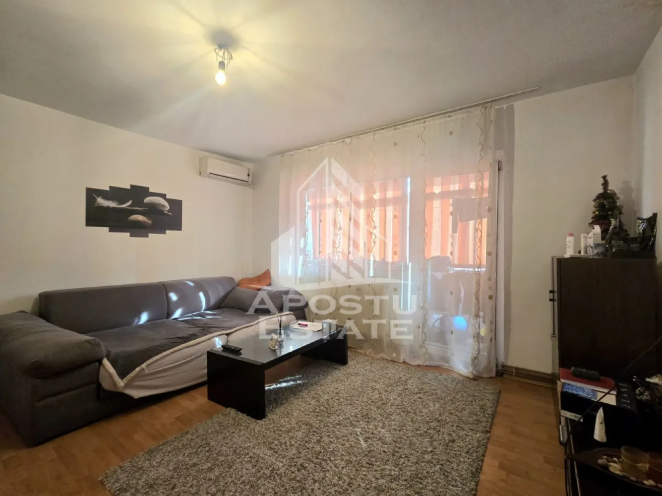 Apartament de vaznare 2 camere, etaj intermediar,Iulius Mall Timisoara - Agentia imobiliara Apostu Estate va ofera spre vanzare un apartament cu 2 camere, semidecomandat, situat in Timis, Timisoara, zona Lipovei, la doar cateva minute de mers pe jos fata de Iulius Mall. Zona buna, cu acces facil la numeroase puncte de interes si statii ale mijloacelor de transport in comun.

Apartamentul se afla la etaj intermediar, etajul 4/5 al unui imobil mansardat si izolat exterior.
Dispune de 54 mpu, plus un balcon inchis de aproximativa 4.5 mp, tip logie.

Este compartimentat astfel: 
-Bucatarie open space cu holul
-Living 
-Balcon
-Hol intermediar
-Baie cu geam pentru aerisire 
-Dormitor 

Beneficiaza de usa exterioara metalica, gresie, faianta, parchet, tamplarie PVC si geamuri termopan.
Confortul termic este realizat prin intermediul centralei proprii pe gaz.

Se vinde mobilat si utilat.
Agentia imobiliara Apostu Estate va ofera consultanta bancara gratuita prin intermediul colaboratorilor nostri pentru alegerea celui mai potrivit tip de credit, astfel incat tu sa devi noul proprietar al acestui apartament.
Va asteptam cu drag la o vizionare.