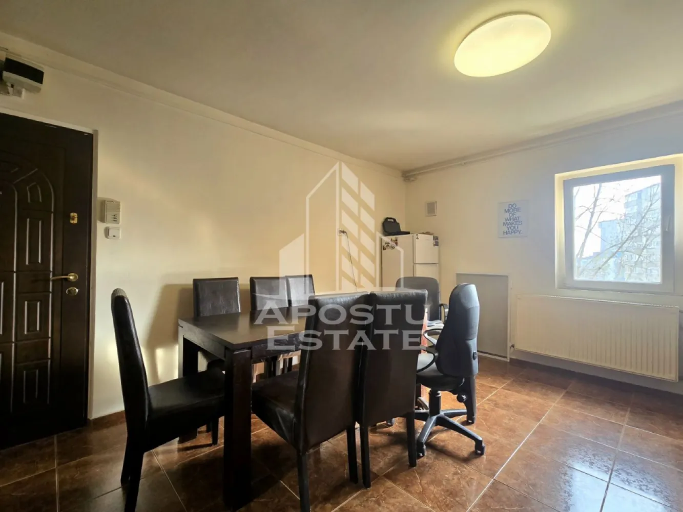 Apartament de vaznare 2 camere, etaj intermediar,Iulius Mall Timisoara - Agentia imobiliara Apostu Estate va ofera spre vanzare un apartament cu 2 camere, semidecomandat, situat in Timis, Timisoara, zona Lipovei, la doar cateva minute de mers pe jos fata de Iulius Mall. Zona buna, cu acces facil la numeroase puncte de interes si statii ale mijloacelor de transport in comun.

Apartamentul se afla la etaj intermediar, etajul 4/5 al unui imobil mansardat si izolat exterior.
Dispune de 54 mpu, plus un balcon inchis de aproximativa 4.5 mp, tip logie.

Este compartimentat astfel: 
-Bucatarie open space cu holul
-Living 
-Balcon
-Hol intermediar
-Baie cu geam pentru aerisire 
-Dormitor 

Beneficiaza de usa exterioara metalica, gresie, faianta, parchet, tamplarie PVC si geamuri termopan.
Confortul termic este realizat prin intermediul centralei proprii pe gaz.

Se vinde mobilat si utilat.
Agentia imobiliara Apostu Estate va ofera consultanta bancara gratuita prin intermediul colaboratorilor nostri pentru alegerea celui mai potrivit tip de credit, astfel incat tu sa devi noul proprietar al acestui apartament.
Va asteptam cu drag la o vizionare.