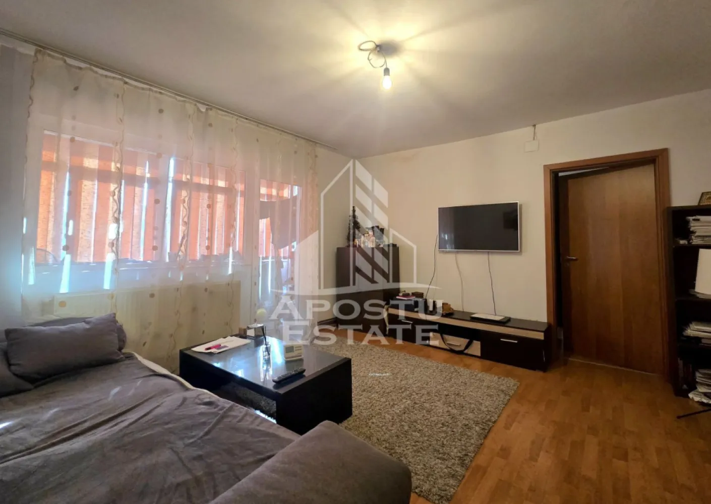 Apartament de vaznare 2 camere, etaj intermediar,Iulius Mall Timisoara - Agentia imobiliara Apostu Estate va ofera spre vanzare un apartament cu 2 camere, semidecomandat, situat in Timis, Timisoara, zona Lipovei, la doar cateva minute de mers pe jos fata de Iulius Mall. Zona buna, cu acces facil la numeroase puncte de interes si statii ale mijloacelor de transport in comun.

Apartamentul se afla la etaj intermediar, etajul 4/5 al unui imobil mansardat si izolat exterior.
Dispune de 54 mpu, plus un balcon inchis de aproximativa 4.5 mp, tip logie.

Este compartimentat astfel: 
-Bucatarie open space cu holul
-Living 
-Balcon
-Hol intermediar
-Baie cu geam pentru aerisire 
-Dormitor 

Beneficiaza de usa exterioara metalica, gresie, faianta, parchet, tamplarie PVC si geamuri termopan.
Confortul termic este realizat prin intermediul centralei proprii pe gaz.

Se vinde mobilat si utilat.
Agentia imobiliara Apostu Estate va ofera consultanta bancara gratuita prin intermediul colaboratorilor nostri pentru alegerea celui mai potrivit tip de credit, astfel incat tu sa devi noul proprietar al acestui apartament.
Va asteptam cu drag la o vizionare.