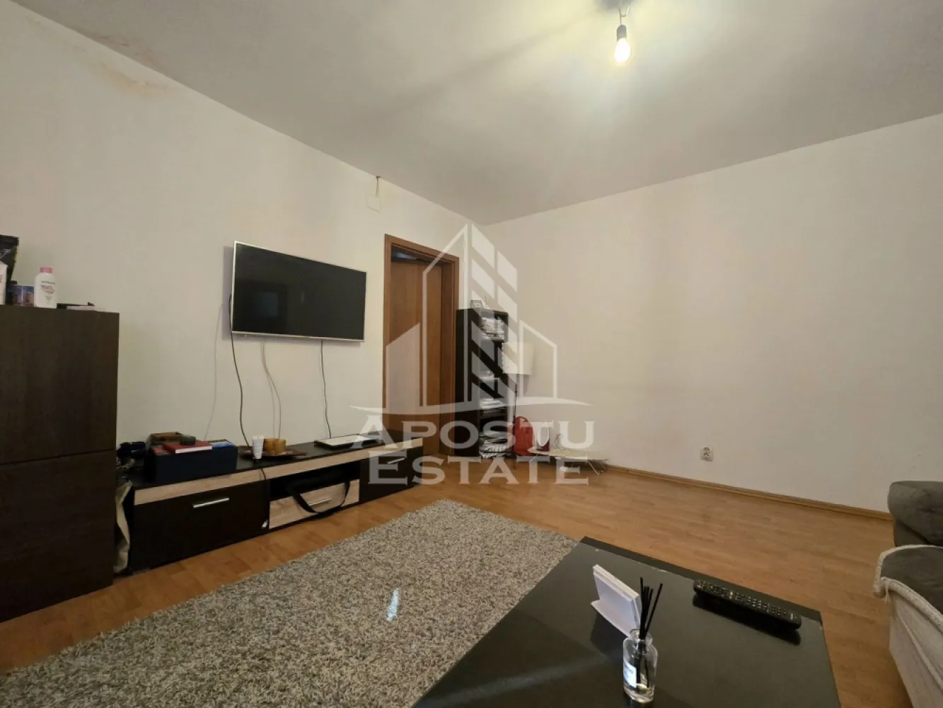 Apartament de vaznare 2 camere, etaj intermediar,Iulius Mall Timisoara - Agentia imobiliara Apostu Estate va ofera spre vanzare un apartament cu 2 camere, semidecomandat, situat in Timis, Timisoara, zona Lipovei, la doar cateva minute de mers pe jos fata de Iulius Mall. Zona buna, cu acces facil la numeroase puncte de interes si statii ale mijloacelor de transport in comun.

Apartamentul se afla la etaj intermediar, etajul 4/5 al unui imobil mansardat si izolat exterior.
Dispune de 54 mpu, plus un balcon inchis de aproximativa 4.5 mp, tip logie.

Este compartimentat astfel: 
-Bucatarie open space cu holul
-Living 
-Balcon
-Hol intermediar
-Baie cu geam pentru aerisire 
-Dormitor 

Beneficiaza de usa exterioara metalica, gresie, faianta, parchet, tamplarie PVC si geamuri termopan.
Confortul termic este realizat prin intermediul centralei proprii pe gaz.

Se vinde mobilat si utilat.
Agentia imobiliara Apostu Estate va ofera consultanta bancara gratuita prin intermediul colaboratorilor nostri pentru alegerea celui mai potrivit tip de credit, astfel incat tu sa devi noul proprietar al acestui apartament.
Va asteptam cu drag la o vizionare.