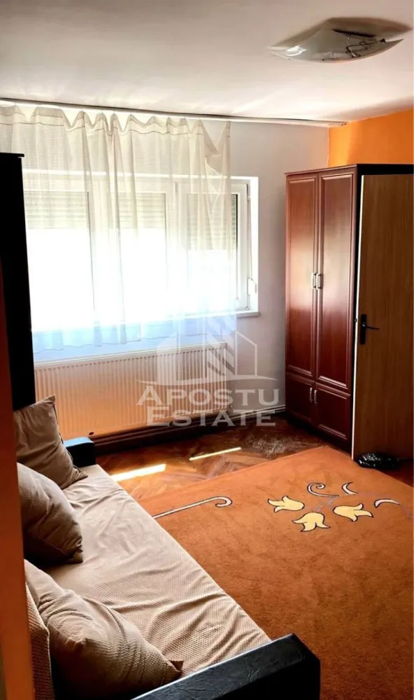Apartament cu 2 camere ,centrala proprie,etaj intermediar, Soarelui - APOSTU ESTATE va propune spre vanzare un apartament cu 2 camere, centrala proprie, situat in zona Soarelui.
Apartamentul este situat la etajul 4 intr-un bloc cu 5 etaje, cu acoperis si are o suprafata de 42 mp.
Compartimentare:
- Hol de acces
- Bucatarie
- Living
- Dormitor cu balcon inchis
- Baie cu cada si geam
Confortul termic este realizat prin intermediul centralei proprii pe gaz.
Zona foarte linistita cu numeroase facilitati si puncte de interes precum: acces rapid si usor la mijloacele de transport in comun, magazin Profi si supermarket-uri in apropiere, farmacii, institutii de invatamant, restaurante, baruri, cafenele si multe altele.
Acceptam orice fel de credit bancar. Oferim consultanta si solutii financiare prin colaboratorii nostri.
Va asteptam cu drag la o vizionare chiar si astazi!