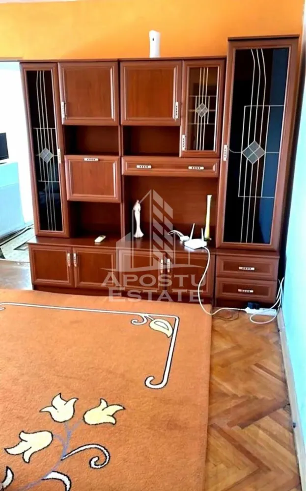 Apartament cu 2 camere ,centrala proprie,etaj intermediar, Soarelui - APOSTU ESTATE va propune spre vanzare un apartament cu 2 camere, centrala proprie, situat in zona Soarelui.
Apartamentul este situat la etajul 4 intr-un bloc cu 5 etaje, cu acoperis si are o suprafata de 42 mp.
Compartimentare:
- Hol de acces
- Bucatarie
- Living
- Dormitor cu balcon inchis
- Baie cu cada si geam
Confortul termic este realizat prin intermediul centralei proprii pe gaz.
Zona foarte linistita cu numeroase facilitati si puncte de interes precum: acces rapid si usor la mijloacele de transport in comun, magazin Profi si supermarket-uri in apropiere, farmacii, institutii de invatamant, restaurante, baruri, cafenele si multe altele.
Acceptam orice fel de credit bancar. Oferim consultanta si solutii financiare prin colaboratorii nostri.
Va asteptam cu drag la o vizionare chiar si astazi!
