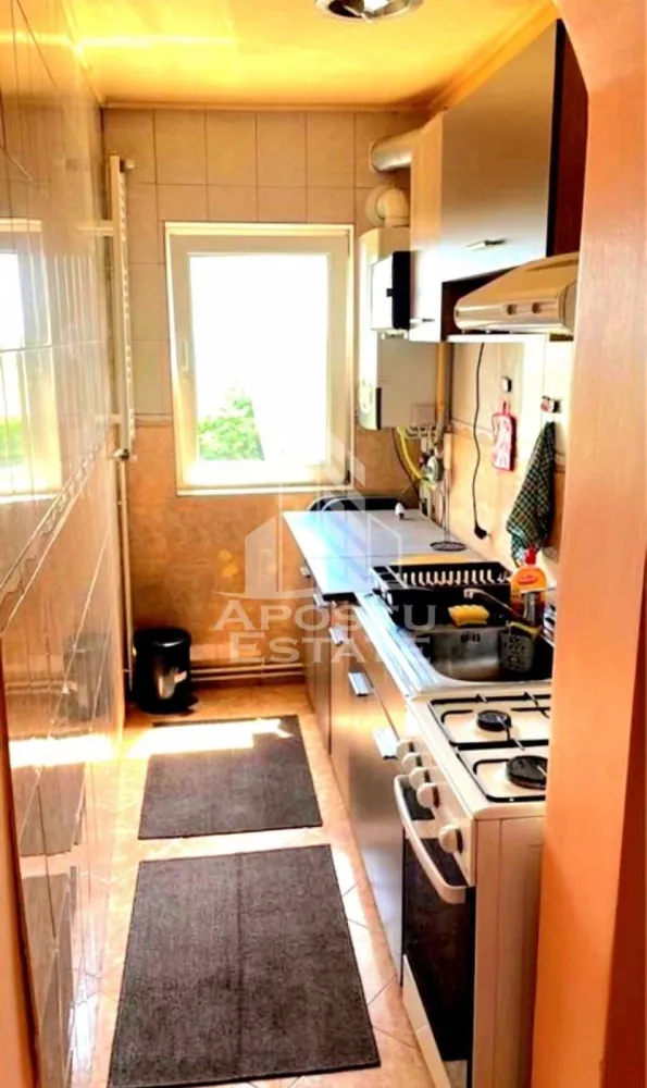 Apartament cu 2 camere ,centrala proprie,etaj intermediar, Soarelui - APOSTU ESTATE va propune spre vanzare un apartament cu 2 camere, centrala proprie, situat in zona Soarelui.
Apartamentul este situat la etajul 4 intr-un bloc cu 5 etaje, cu acoperis si are o suprafata de 42 mp.
Compartimentare:
- Hol de acces
- Bucatarie
- Living
- Dormitor cu balcon inchis
- Baie cu cada si geam
Confortul termic este realizat prin intermediul centralei proprii pe gaz.
Zona foarte linistita cu numeroase facilitati si puncte de interes precum: acces rapid si usor la mijloacele de transport in comun, magazin Profi si supermarket-uri in apropiere, farmacii, institutii de invatamant, restaurante, baruri, cafenele si multe altele.
Acceptam orice fel de credit bancar. Oferim consultanta si solutii financiare prin colaboratorii nostri.
Va asteptam cu drag la o vizionare chiar si astazi!