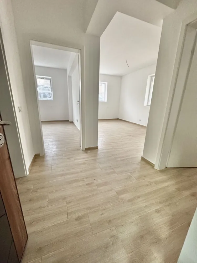 Apartament 2 camere Militari Residence mutare imediata - TVA INCLUS !!

Bine ati venit intr-o oaza de confort și rafinament în inima cartierului Militari Residence!

Aceasta proprietate îți oferă o oportunitate unică de a locui într-un spațiu elegant, perfect adaptat pentru nevoile tale.

Detalii Cheie:

Locație Ideală: Situat în cartierul Militari Residence, acest apartament oferă acces facil la toate facilitățile urbane, incluzând magazine, restaurante, parcuri și centre de învățământ.

Design Modern: Cu finisaje de înaltă calitate, acest apartament emană eleganță și confort. Spațiile luminoase și bine iluminate se îmbină perfect pentru a crea un ambient primitor și relaxant.

2 Camere Spațioase: Cu două camere generoase, acest apartament este potrivit pentru cupluri sau familii mici în căutarea unei locuințe confortabile și practică.

Balcon Privat: Beneficiază de un balcon privat, unde poți savura o cafea în timp ce te bucuri de aerul proaspăt și de priveliștea încântătoare a cartierului.

Facilități Suplimentare:

Parcare Asigurată: poti beneficia contra-cost de loc de parcare privat, oferindu-ți comoditate și siguranță pentru mașină.

Securitate 24/7: Militari Residence este un cartier sigur, astfel încât să te poți bucura de liniște și pace în fiecare zi.

Acces Rapid la Transport Public: Cu acces ușor la mijloacele de transport în comun, te vei bucura de conexiuni rapide către orice destinație din București.

Nu rata ocazia de a locui într-un apartament ce oferă combinația perfectă între confort, stil și funcționalitate. Contactează-ne astăzi pentru a programa o vizionare și a începe o nouă etapă a vieții tale într-o locuință de vis!