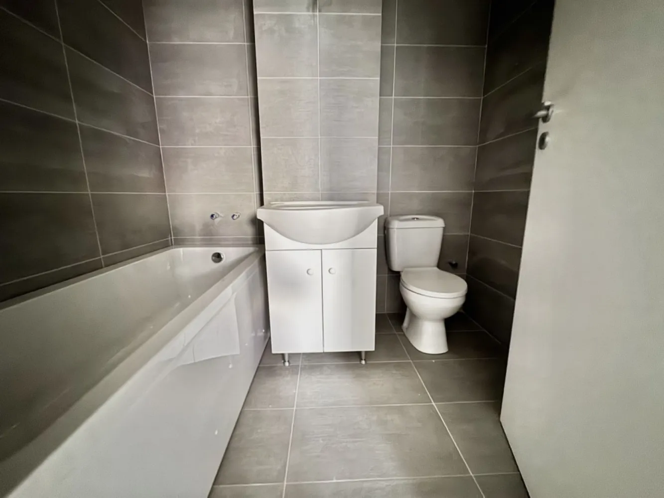 Apartament 2 camere Militari Residence mutare imediata - TVA INCLUS !!

Bine ati venit intr-o oaza de confort și rafinament în inima cartierului Militari Residence!

Aceasta proprietate îți oferă o oportunitate unică de a locui într-un spațiu elegant, perfect adaptat pentru nevoile tale.

Detalii Cheie:

Locație Ideală: Situat în cartierul Militari Residence, acest apartament oferă acces facil la toate facilitățile urbane, incluzând magazine, restaurante, parcuri și centre de învățământ.

Design Modern: Cu finisaje de înaltă calitate, acest apartament emană eleganță și confort. Spațiile luminoase și bine iluminate se îmbină perfect pentru a crea un ambient primitor și relaxant.

2 Camere Spațioase: Cu două camere generoase, acest apartament este potrivit pentru cupluri sau familii mici în căutarea unei locuințe confortabile și practică.

Balcon Privat: Beneficiază de un balcon privat, unde poți savura o cafea în timp ce te bucuri de aerul proaspăt și de priveliștea încântătoare a cartierului.

Facilități Suplimentare:

Parcare Asigurată: poti beneficia contra-cost de loc de parcare privat, oferindu-ți comoditate și siguranță pentru mașină.

Securitate 24/7: Militari Residence este un cartier sigur, astfel încât să te poți bucura de liniște și pace în fiecare zi.

Acces Rapid la Transport Public: Cu acces ușor la mijloacele de transport în comun, te vei bucura de conexiuni rapide către orice destinație din București.

Nu rata ocazia de a locui într-un apartament ce oferă combinația perfectă între confort, stil și funcționalitate. Contactează-ne astăzi pentru a programa o vizionare și a începe o nouă etapă a vieții tale într-o locuință de vis!
