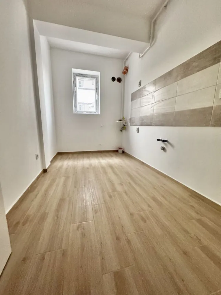 Apartament 2 camere Militari Residence mutare imediata - TVA INCLUS !!

Bine ati venit intr-o oaza de confort și rafinament în inima cartierului Militari Residence!

Aceasta proprietate îți oferă o oportunitate unică de a locui într-un spațiu elegant, perfect adaptat pentru nevoile tale.

Detalii Cheie:

Locație Ideală: Situat în cartierul Militari Residence, acest apartament oferă acces facil la toate facilitățile urbane, incluzând magazine, restaurante, parcuri și centre de învățământ.

Design Modern: Cu finisaje de înaltă calitate, acest apartament emană eleganță și confort. Spațiile luminoase și bine iluminate se îmbină perfect pentru a crea un ambient primitor și relaxant.

2 Camere Spațioase: Cu două camere generoase, acest apartament este potrivit pentru cupluri sau familii mici în căutarea unei locuințe confortabile și practică.

Balcon Privat: Beneficiază de un balcon privat, unde poți savura o cafea în timp ce te bucuri de aerul proaspăt și de priveliștea încântătoare a cartierului.

Facilități Suplimentare:

Parcare Asigurată: poti beneficia contra-cost de loc de parcare privat, oferindu-ți comoditate și siguranță pentru mașină.

Securitate 24/7: Militari Residence este un cartier sigur, astfel încât să te poți bucura de liniște și pace în fiecare zi.

Acces Rapid la Transport Public: Cu acces ușor la mijloacele de transport în comun, te vei bucura de conexiuni rapide către orice destinație din București.

Nu rata ocazia de a locui într-un apartament ce oferă combinația perfectă între confort, stil și funcționalitate. Contactează-ne astăzi pentru a programa o vizionare și a începe o nouă etapă a vieții tale într-o locuință de vis!