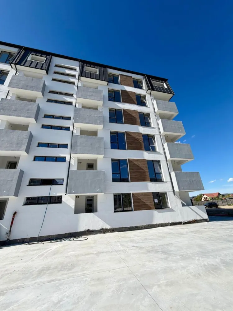Apartament cu 2 camere iunie 2026 zona Militari Residence - **TVA inclus**

**COMISION 0%**

Descoperă un apartament modern cu 2 camere situat în Militari Residence, ideal pentru cei care își doresc confort, accesibilitate și un stil de viață relaxat.

Locuința este amplasată într-o zonă foarte bine dezvoltată, cu acces rapid către magazine, restaurante, supermarketuri, școli și mijloace de transport în comun.

Apartamentul impresionează prin:
• compartimentare practică și spații luminoase
• finisaje moderne și atent realizate
• balcon privat
• atmosferă confortabilă, potrivită atât pentru locuit, cât și pentru investiție

În plus, există posibilitatea achiziționării unui loc de parcare privat.

O alegere excelentă pentru cei care caută un apartament bine poziționat, într-un cartier aflat în continuă dezvoltare.