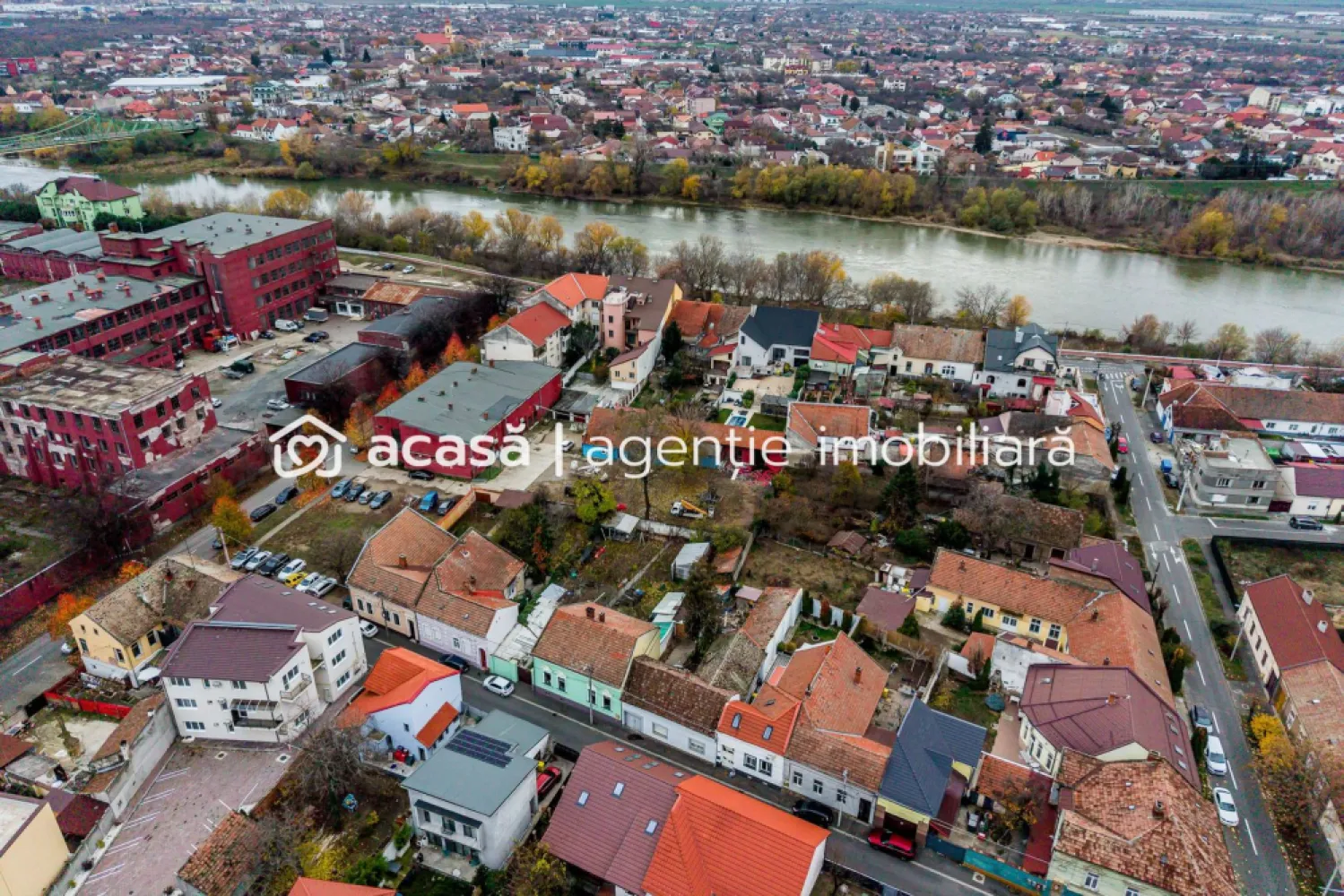 Casă în zonă liniștită, lângă Malul Mureșului cu 750 mp de teren - Preț: 190.000 € | COMISION 0% pentru cumpărător

Contact: Sebastian Nica – 0722 252 639

Vă propunem spre achiziție o casă solidă din cărămidă, cu 4 camere, amplasată într-una dintre cele mai apreciate zone ale Aradului – Malul Mureșului, aproape de centru, școală, grădiniță și supermarket.
Proprietate singur în curte, oferă intimitate totală și un teren generos de 750 mp, perfect pentru familie, grădinărit, spațiu de joacă sau extinderi ulterioare.
Un avantaj major îl reprezintă posibilitatea de compartimentare în două apartamente separate, fiecare cu câte două camere – ideal pentru familii extinse sau două generații.
Casa este dotată cu centrală pe gaz și centralaă pe lemne, oferind flexibilitate și costuri controlate.

Caracteristici principale:
Casă solidă din cărămidă
4 camere spațioase
Teren 750 mp, singur în curte
Zonă liniștită, aproape de Malul Mureșului
2 sisteme de încălzire: gaz + lemne
Acces auto în curte
Posibilitate de împărțire în 2 apartamente (2+2 camere)
Ideală pentru locuire, investiție sau familie extinsă

Avantaje cheie:
Locație premium, aproape de natură și de centru
Intimitate și liniște
Flexibilitate mare de compartimentare, potrivită și pentru două generații
Curte mare, ideală pentru proiecte viitoare

Pentru detalii și vizionare:
Sebastian Nica – 0722 252 639

Nu dispui de toată suma? Te ajutăm noi gratuit! Îți obținem oferte de la 16 bănci.

Ai o proprietate de vânzare în Arad și vrei să știi cât valorează cu adevărat?
Sună-mă pentru o evaluare gratuită, fără obligații.

Birou: ACASĂ | Agenție imobiliară Arad
Bulevardul Decebal 2, Arad 310133