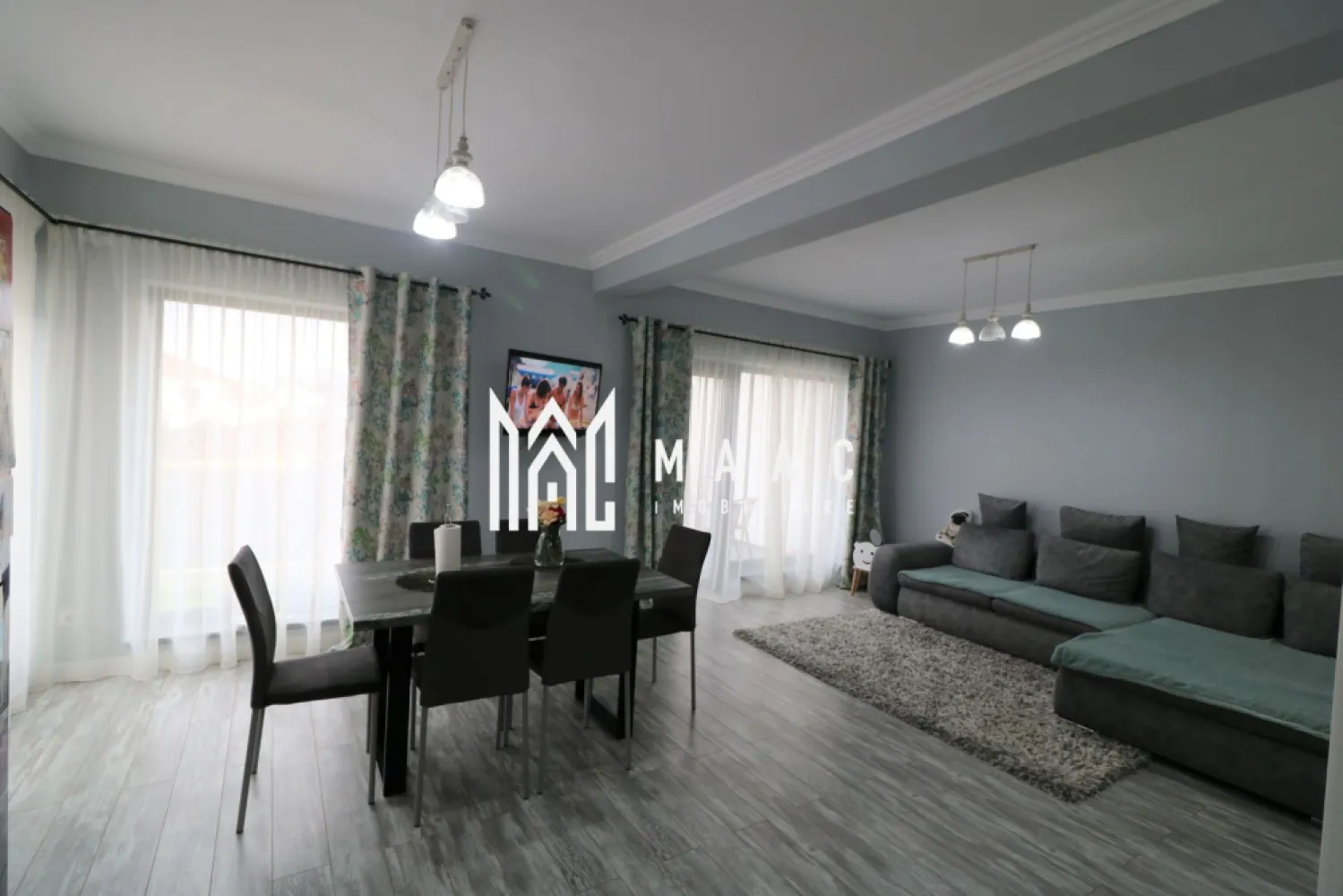 Casa tip duplex | 5 Camere | 2 Balcoane | Cisnadie - Maac Imobiliare va propune spre vanzare vila tip duplex cu 5 camere intr-o zona linistita in localitatea Cisnadie cu o vedere panoramica superba. Casa este dispusa pe P+E si este structurata astfel: -Parter : living open space cu bucatarie, baie, birou, debara, terasa -Etaj: 3 dormitoare , baie, dressing, 2 balcoane -Pod Terenul aferent casei este de 315 mp cu o curte libera de 200 mp. Locuinta se va preda mobilata si utilata. Pentru mai multe detalii precizati ca ati vazut ID: CP1696996 }}