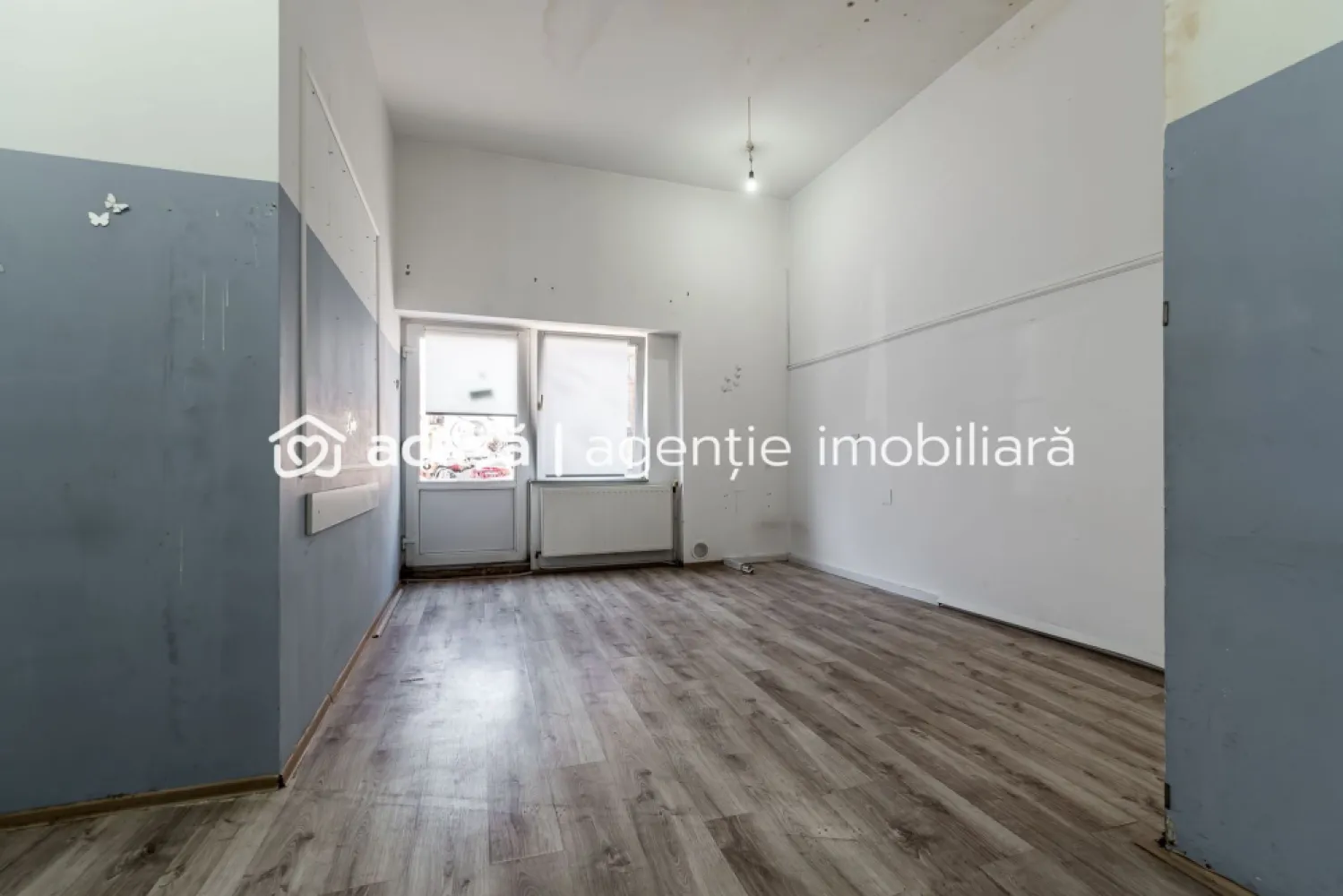 Locuință și Business pe Str. L. Blaga, Arad, Spațiu + Apartament - O proprietate rară în zona ultracentrală a Aradului, ideală pentru o familie tânără cu copil care își dorește să locuiască aproape de tot ce este important și, în același timp, să își dezvolte propriul business.

Imobilul este situat pe strada L. Blaga, chiar vis-a-vis de Liceul Agricol, la doar 2 minute de Bulevardul Revoluției și de Teatrul Clasic Ioan Slavici, una dintre cele mai active și accesibile zone din oraș.

Proprietatea este compusă din:

Spațiu comercial la parter, cu intrare directă din stradă, perfect pentru activități comerciale sau servicii, plus un mic apartament cu o camnera, bucatarie si baie cu intrare din curte.
Apartament la mansardă cu 2 dormitoare, ideal pentru locuit

În total 5 camere, cu posibilitatea de organizare flexibilă.

✔ Localizare ultracentrală, într-o zonă cu trafic pietonal și acces rapid către toate punctele importante din oraș
✔ Flexibilitate în utilizare, poate fi folosită integral ca apartament sau separat: locuință + business
✔ Intrare din stradă pentru spațiul comercial, ideal pentru vizibilitate și acces clienți

Ideal pentru activități precum:
salon de înfrumusețare
cabinet medical sau de nutriție
birou sau cabinet profesional
alte activități de servicii cu public

Această proprietate îți permite să locuiești și să îți dezvolți afacerea în același loc, economisind timp și costuri și profitând de una dintre cele mai bune zone din Arad.

Comision 0% pentru cumpărător.

Pentru detalii și programarea unei vizionări:
Andrei Caracioni – 
0757662907

Cod proprietate: CP2958623