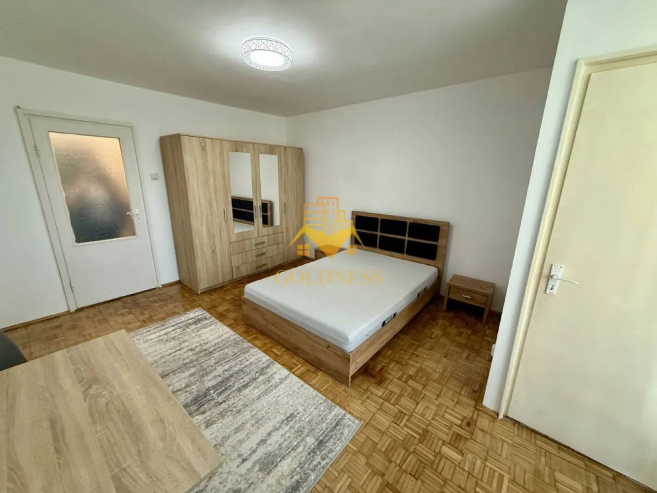 o camera, balcon, Gheorgheni, Detunata, Iulius Mall, FSEGA - GOLDNESS Imobiliare vă propune spre închiriere o garsoniera modernă, complet mobilată și utilată, la etajul 5 într-un imobil de 10 etaje, în Cartierul Gheorgheni, cu posibilitate de parcare în zona, la liber!

Se află în apropierea stațiilor de transport în comun, magazine, restaurante, spații verzi, farmacii, etc.

Garsoniera este compartimentata astfel:
- dormitor cu pat matrimonial, dressing, noptiere
- bucatarie decomandata complet utilată, și mobilată, cu loc de servit masa
- baie cu cada, calorifer port prosop și dulap pentru depozitare.
- balcon inchis de 3
Imobilul este dotat cu toate cele necesare-mașină de spălat haine, frigider, aragaz, etc.

Dacă sunteți interesați de acest apartament și doriți să îl vizionați, dar și pentru alte oferte nu ezitați să ne contactați telefonic sau prin e-mail. Vă stăm la dispoziție!

Pentru intermediere se percepe un comision de 50% din prețul chiriei!