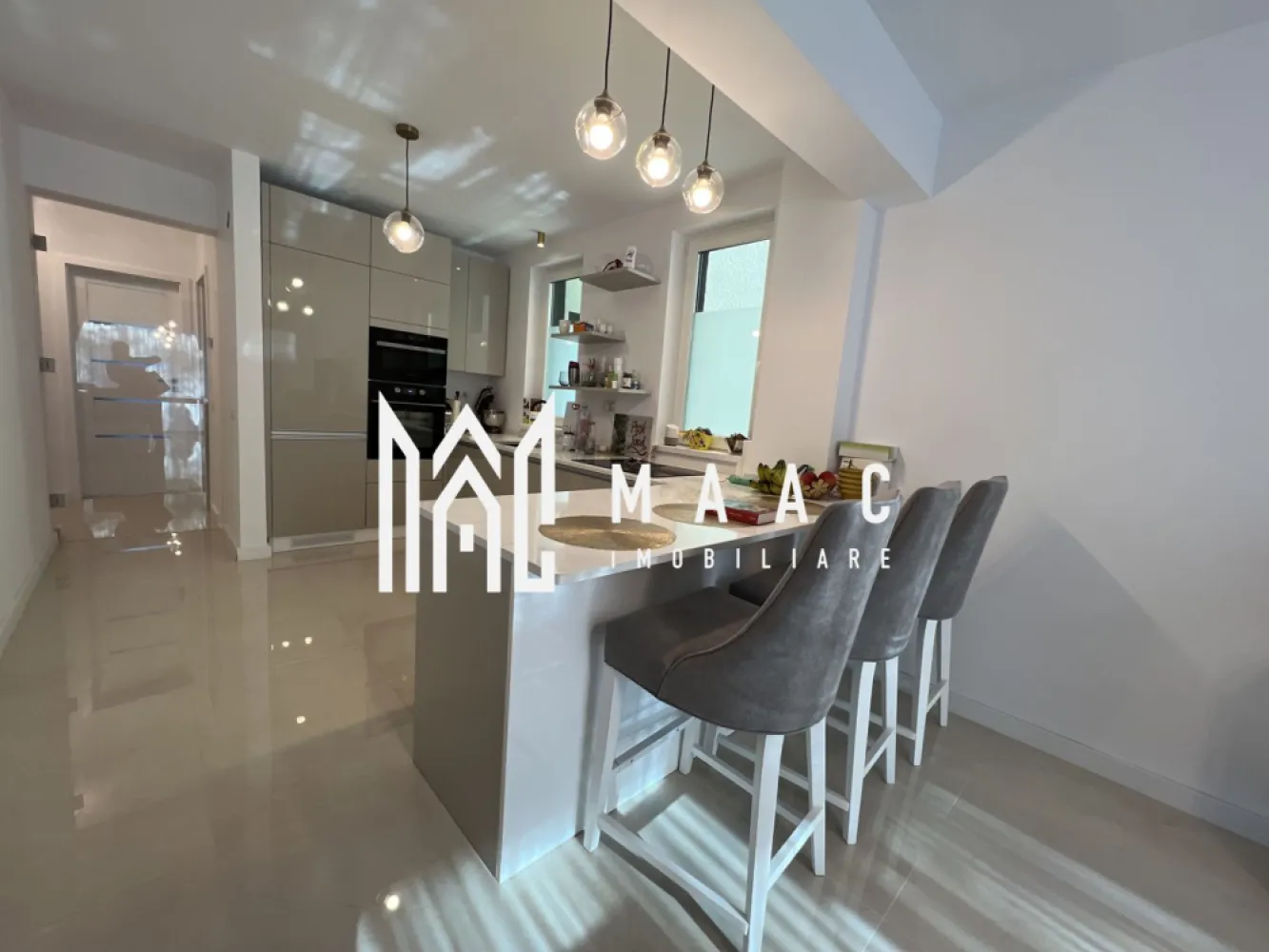 Casa 6 camere I Terasa I Calea Dumbravii- Sub Arini - MAAC Imobiliare propune spre vanzare o casa amplasata aproape de parcul Sub Arini. Locuinta este compartimentata astfel: -parter: living cu bucatarie open space, dormitor, hol acces, baie cu geam -etajul 1: 2 dormitoare, fiecare avand balcon, spatiu pentru birou/ loc de joaca pentru copii, 2 bai cu geam, hol acces-alta intrare. -etajul 2: living open space , 2 terase de aprox 20mp fiecare, baie cu vana, -etajul 3: spatiu de relaxare-open space, baie cu vana, balcon. Suprafata utila-160 mp. Avand doua cai de acces, imobilul permite amenajarea ca rezidenta pentru doua familii. Imobilul se vinde la cheie, mobilat/utilat complet. In fata si in spatele imobilului sunt amenajate zone verzi. Casa are design exterior modern, zona este linistita, selecta. Pentru mai multe detalii precizati telefonic ca ati vazut anuntul cu ID:CP1610779. }}