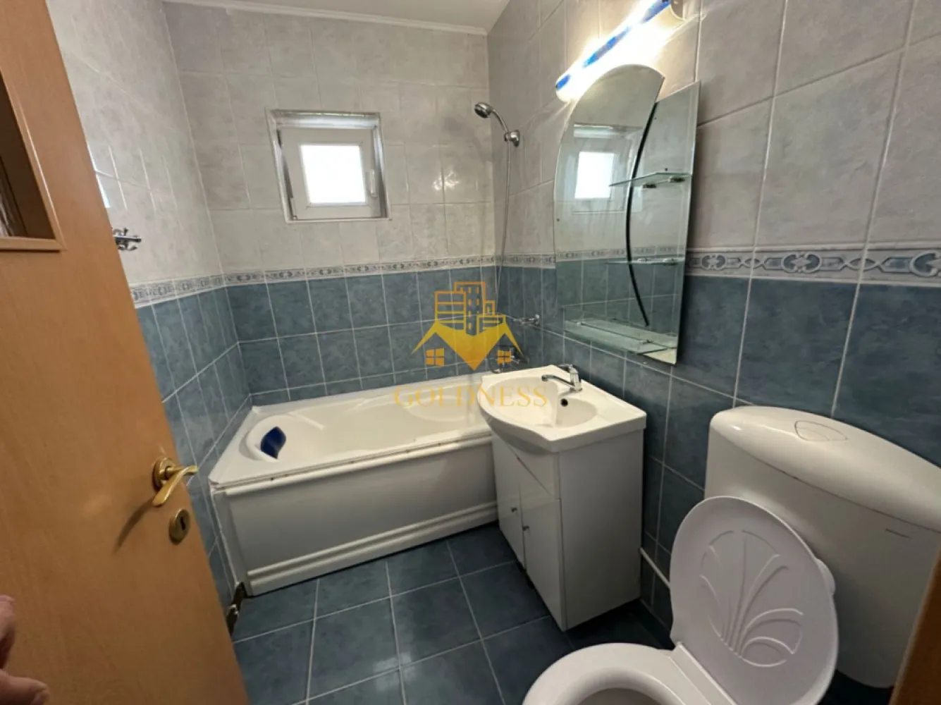 2 camere, Gheorgheni, Iulius Mall, FSEGA,Unirii,Alexandru Vaida Voevod - GOLDNESS Imobiliare vă propune spre închiriere un apartament cu 2 camere complet mobilat și utilat, la etajul 8 într-un imobil de 10 etaje, în Cartierul Gheorgheni.
Posibilitate de parcare în zona la liber.
Se află în apropierea stațiilor de transport în comun, magazine, restaurante, spații verzi, farmacii, etc. 

Apartamentul este compartimentat astfel:
 - dormitor cu pat matrimonial, dressing, noptiere
 - living cu canapea extensibilă 
 - bucătărie complet utilată și mobilată, loc de servit masa 
 - baie cu cada, calorifer port prosop și dulap pentru depozitare.
 - terasa de 8 mp.

Imobilul este dotat cu toate cele necesare- centrală proprie, frigider, aragaz, hotă, mașină de spălat haine, etc. 

Dacă sunteți interesați de acest apartament și doriți să îl vizionați, dar și pentru alte oferte nu ezitați să ne contactați telefonic sau prin e-mail. Vă stăm la dispoziție!
Pentru intermediere se percepe un comision de 50% din prețul chiriei!