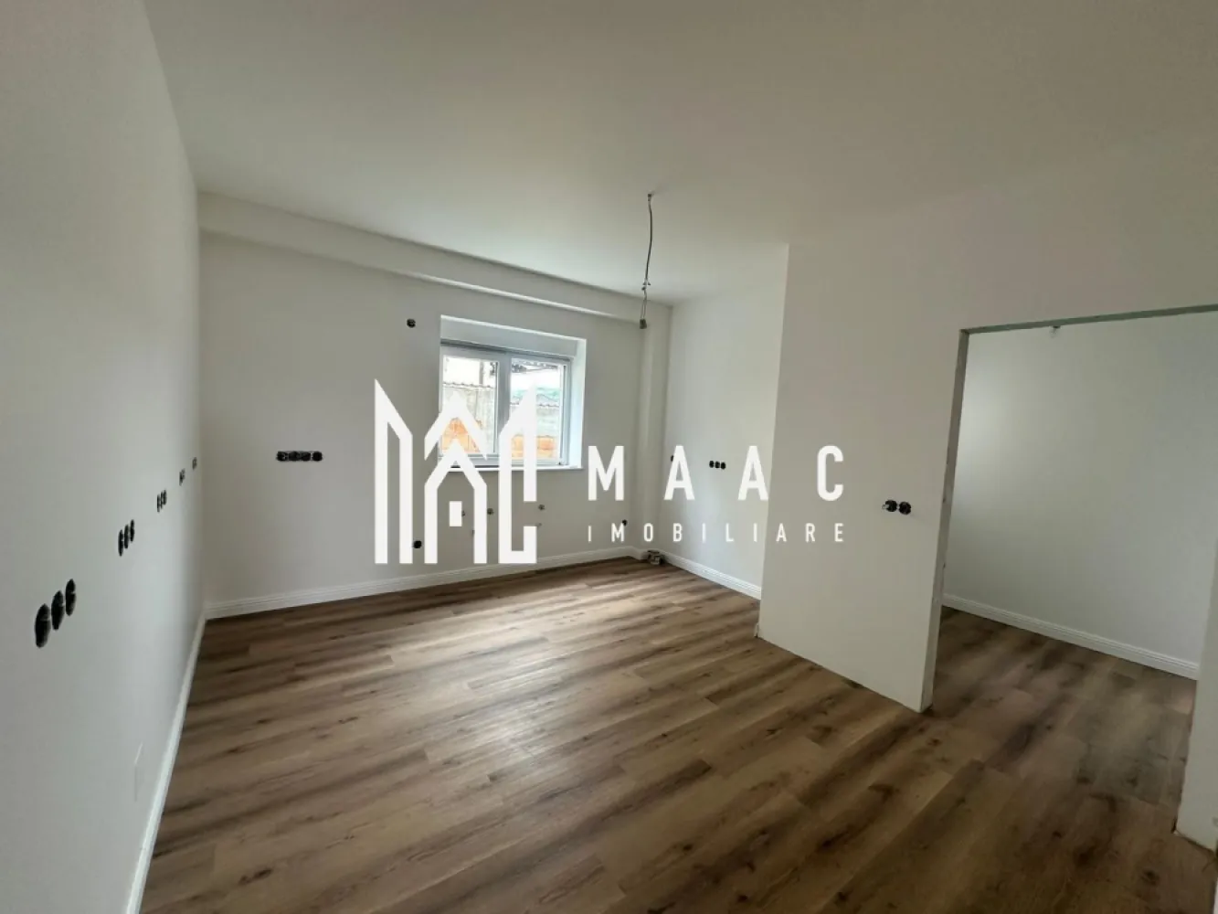Casa moderna | 5 Camere | 245 MPU | Cisnadie - MAAC Imobiliare va propune spre vanzare:
Casă modernă în Cisnădie – predare la cheie, teren 630 mp, acces din două străzi

Vă prezentăm o locuință modernă și spațioasă, situată într-o zonă liniștită din Cisnădie, ideală pentru o familie care își dorește confort, intimitate și acces rapid către Sibiu.

Proprietatea beneficiază de acces din două străzi, oferind un plus de accesibilitate și confort, iar terenul generos de 630 mp oferă suficient spațiu pentru relaxare, amenajare grădină sau zonă de recreere.

Casa are o suprafață utilă totală de aproximativ 247 mp și este compartimentată eficient, cu:

* living generos și luminos
* bucătărie separată
* camara
* camera centrala
* 4 camere
* dressing
* 3 băi
* spații de depozitare
* garaj integrat
* terasă spațioasă

Locuința se predă complet la cheie, cu finisaje moderne, instalații complete și materiale de calitate, fiind pregătită pentru mutare imediată.

Avantaje:
✔ predare la cheie
✔ teren 630 mp
✔ acces din două străzi
✔ zonă liniștită
✔ compartimentare practică
✔ garaj integrat
✔ acces rapid către Sibiu

O proprietate ideală pentru cei care caută o casă modernă, spațioasă și bine poziționată într-o zonă în plină dezvoltare.

Contact MAAC Imobiliare: Sună acum pentru mai multe detalii sau pentru a programa o vizionare specificati : CP2335946
