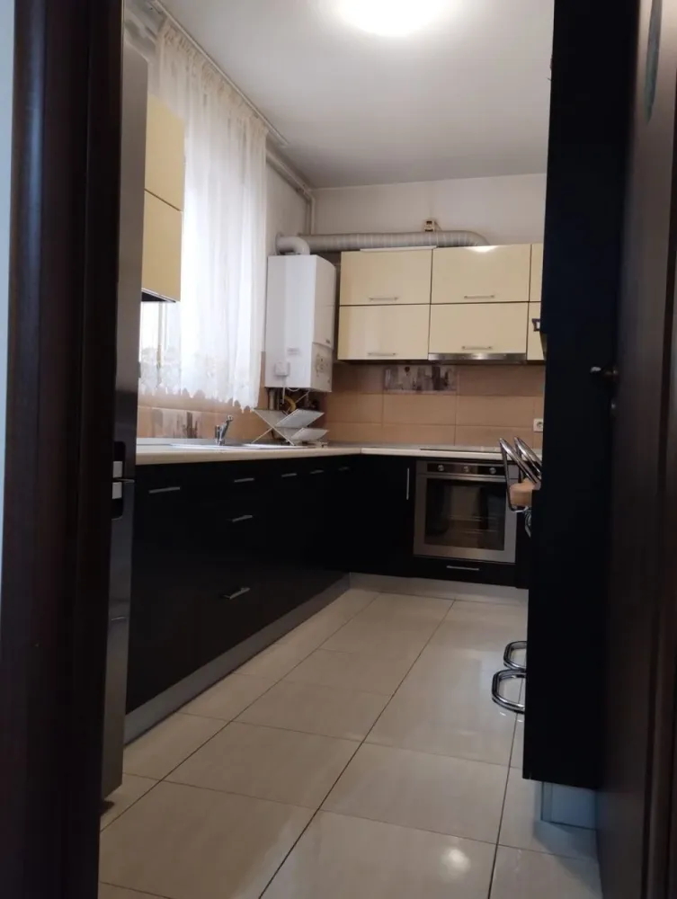 Ag BRASADAS închiriază ap 2 cam Etaj2/3 din 2010 sup. 65mp - Agenția BRASADAS închiriază apartament cu doua camere în sectorul 6, la 5 minute de statia de metrou LUJERULUI, 5 minute pana la Mall Plazza, situat la etajul 2/3 cu suprafata utila de 65mp.
Apartamentul a fost construit în anul 2010, are bucataria inchisa, balconul deschis si geam la baie.
Nu se accepta animale de companie, studenți și fumatul în apartament.