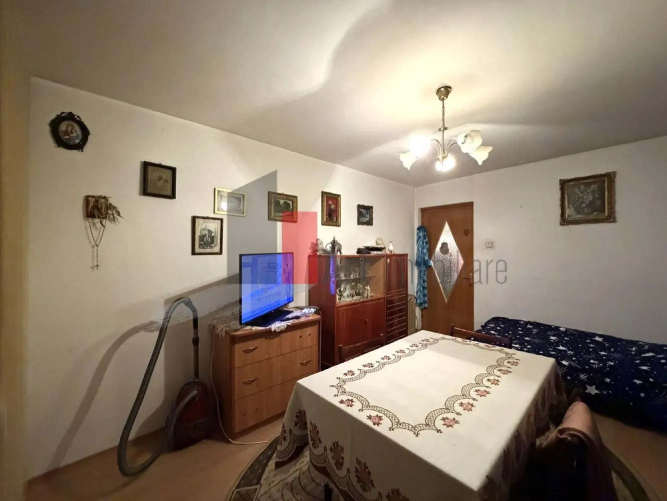 Apartament 2 camere Prelungirea Ghencea/Valea Oltului - Va prezentam spre achizitie un apartament de 2 camere, decomandat, in suprafata totala de 44,40 mp din care un balcon inchis de 2,88 mp, format din 2 camere, bucatarie si baie cu cada. 

Apartamentul este situat la etajul 6 din 10, intr-un bloc construit in 1973 si pozitionat stradal pe Bd. Prelungirea Ghencea foarte aproape de intersectia cu Valea Oltului. 
Blocul este bine pozitionat, cu acces rapid la multe facilitati: statia de metrou Raul Doamnei se afla la cca 10 min de mers pe jos (750 m), statie de mijloace de transport este in fata blocului, supermarketuri, farmacii, cabinete veterinare, cafenele si restaurante sunt la distanta de mers pe jos, cel mai aproapiat magazin este la cca 50 de metri. In 20 de minute se poate ajunge pe jos si in Parcul Drumul Taberei. 

Apartamentul se incalzeste cu calorifere conectate la reteaua publica de termoficare, a trecut printr-o renovare generala insa, in prezent, necesita o renovare/improspatare pentru a fi adus la standardele actuale. 

Pretul este usor negociabil, actele sunt pregatite pentru vanzare, apartamentul se vinde fara obiectele personale din fotografii, comisionul agentiei este 0.