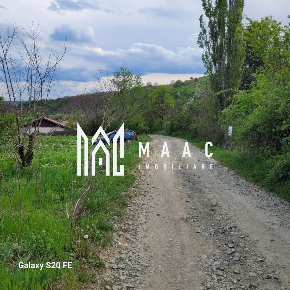 TEREN DE VÂNZARE I SLIMNIC I INTRAVILAN - MAAC Imobiliare vă propune spre vânzare în satul liniștit Slimnic, unde dealurile Transilvaniei se întind ca o pânză verde, se află o oportunitate rară: un teren intravilan, gata să devină baza visului tău.
Terenul, oferit spre vânzare de MAAC Imobiliare, este un lot liniștit, perfect delimitat și pregătit pentru a primi viață. 
Și cel mai important, toate facilitățile moderne se află chiar la marginea proprietății. Nu vei mai alerga după racorduri sau autorizații complicate. Totul este la îndemână, așteptând doar proiectul tău să prindă contur. Fie că visezi la o casă la tara, plină de lumină, la un atelier creativ, sau la o investiție sigură pentru viitor, acest teren oferă potențialul și fundația.
Imaginează-ți porțile deschizându-se spre acest spațiu al tău. Soarele apune peste dealuri, iar tu știi că tot ce ai nevoie este deja acolo, așteptând. Este mai mult decât un teren; este prima pagină a unei noi povești.
Pentru mai multe detalii, precizați telefonic că ați văzut anunțul cu CP3038479.