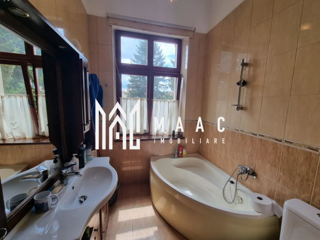 Apartament 2 camere | 82 mp utili | pietonala N. Balcescu - MAAC Imobiliare va propune spre vanzare un apartament la casa, cu o suprafata de 82 mp utili, loc de parcare privat, pivnita si geam la baie. Acesta este compus din 1 dormitor, 1 living, 1 baie, 1 bucatarie, loc de parcare privat si o pivnita de 12 metri patrati. Imobilul se afla in centru, in apropierea restaurantelor, parcurilor, scolilor si mijloacelor de transport. Este pretabil atat pentru locuit, cat si pentru regim hotelier. Pentru mai multe detalii, precizati telefonic ca ati vazut anuntul cu ID: CP1662781 }}