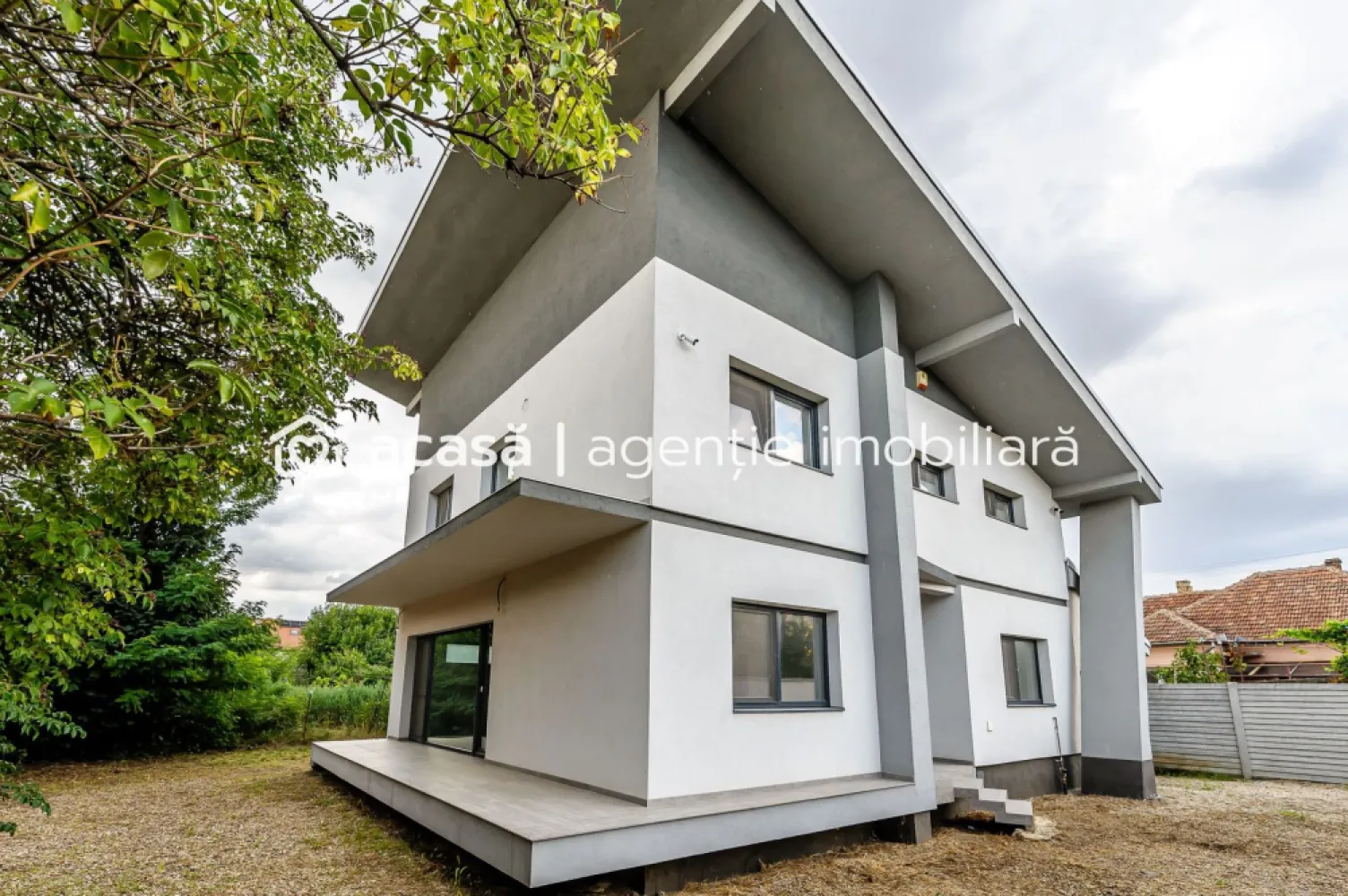 Vila Premium 5 camere - Subcetate, Arad - COMISION 0% - 🏡 VILĂ PREMIUM DE VÂNZARE ÎN SUBCETATE – ARAD 🏡
📍 Cea mai dorită zonă rezidențială din oraș!

✨ Finalizată în 2023, această vilă spectaculoasă cu 5 camere oferă confort, rafinament și siguranță pentru întreaga familie!
🔹 Suprafață utilă: 200 mp
🔹 Teren: 500 mp | Front stradal: 22 ml
🔹 Regim de înălțime: P + 1E + pod
🔹 Construcție: Cărămidă Porotherm + izolație cu vată bazaltică
🔹 Încălzire în pardoseală (parter și etaj) cu centrală pe gaz
🔹 Aer condiționat 38.000 BTU – cu posibilitate de extindere

🚗 Acces auto + Garaj cu poartă automată
🎥 Sistem de supraveghere video + alarmă
🎨 Finisaje exclusiv PREMIUM în toată casa!

📐 Compartimentare inteligentă:
👉 Parter: living generos, bucătărie, baie, dormitor/birou, terasă
👉 Etaj: 2 dormitoare cu balcon, baie, cameră dressing, cameră spălătorie

💎 Casa ideală pentru cei care caută eleganță, spațiu și intimitate, într-o zonă exclusivistă a Aradului.
🔑 Proprietatea perfectă te așteaptă!

📞 Contactează-mă acum pentru vizionare la 0755 274 519 - Daniel Hord - Consultant imobiliar.

Nu dispui de toată suma? Te ajutăm noi gratuit! Îți obținem oferte de la 16 bănci
Ai o proprietate de vânzare în Arad și vrei să știi cât valorează cu adevărat?
Sună-mă pentru o evaluare GRATUITĂ!