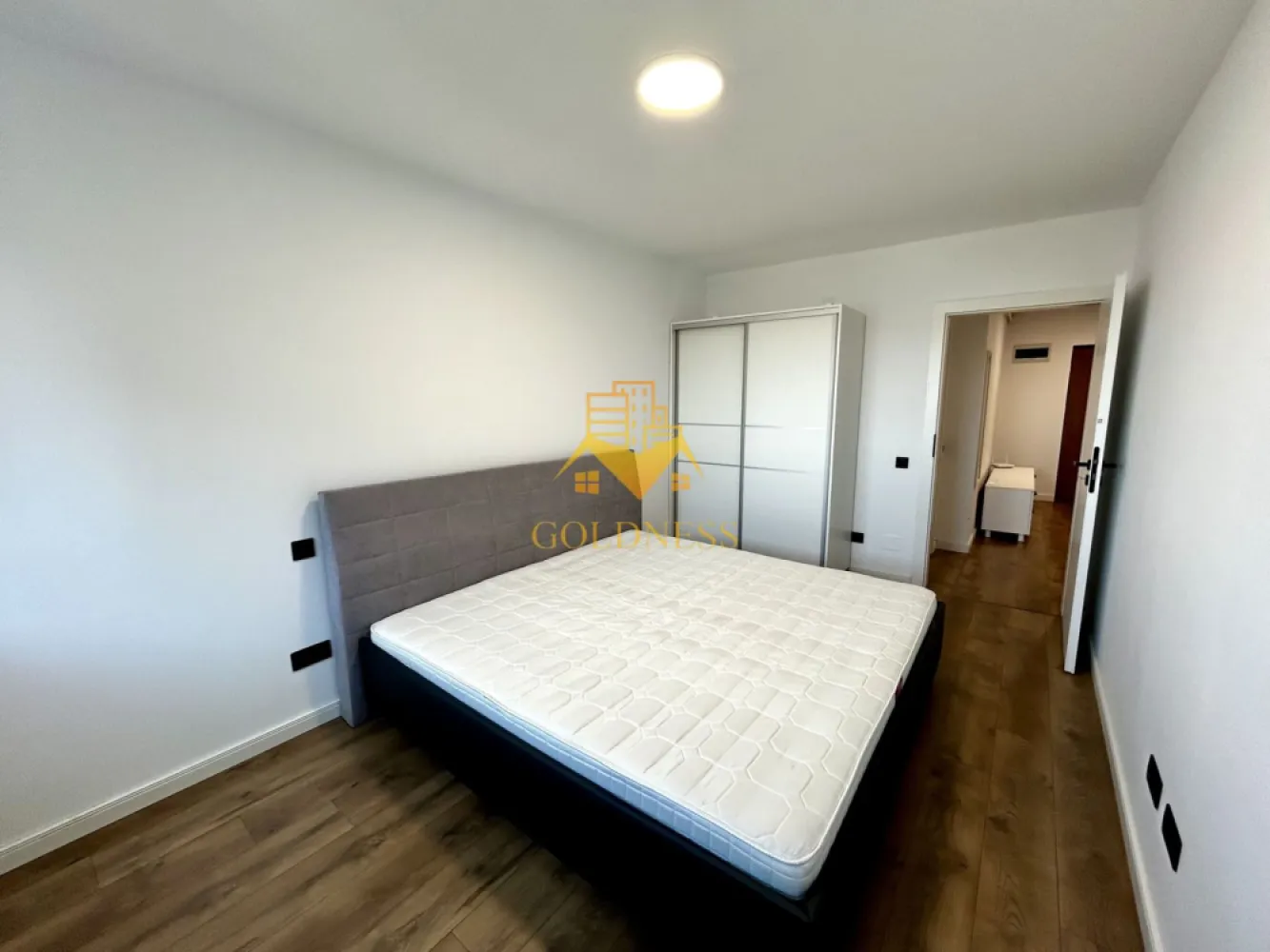 3 camere, Modern, Parcare, Zona Frunzisului, LIDL,Golden Tulip,Zorilor - GOLDNESS Imobiliare vă propune spre închiriere un apartament cu 3 camere complet mobilat și utilat, la etajul 10 într-un imobil de 15 etaje, în Cartierul Zorilor.
Dispune de parcare subterana!
Se află în apropierea stațiilor de transport în comun, magazine, restaurante, spații verzi, farmacii, etc. 

Apartamentul este compartimentat astfel:
 - dormitor cu pat matrimonial, dulap, noptiere
 - camera pentru birou
 - living cu bucatarie open space complet utilată și mobilată, canapea extensibilă, loc de servit masa 
 - baie cu dus walk-in, calorifer port prosop și dulap pentru depozitare.
 - balcon de 5 mp.
Se poate beneficia si de terasa de la ultimul etaj, cu priveliste panoramica asupra orasului, un loc perfect pentru relaxare!

Imobilul este dotat cu toate cele necesare- centrală proprie, frigider, aragaz, hotă, mașină de spălat haine, etc. 

Dacă sunteți interesați de acest apartament și doriți să îl vizionați, dar și pentru alte oferte nu ezitați să ne contactați telefonic sau prin e-mail. Vă stăm la dispoziție!
Pentru intermediere se percepe un comision de 50% din prețul chiriei!
