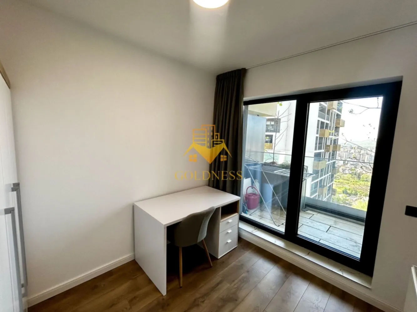3 camere, Modern, Parcare, Zona Frunzisului, LIDL,Golden Tulip,Zorilor - GOLDNESS Imobiliare vă propune spre închiriere un apartament cu 3 camere complet mobilat și utilat, la etajul 10 într-un imobil de 15 etaje, în Cartierul Zorilor.
Dispune de parcare subterana!
Se află în apropierea stațiilor de transport în comun, magazine, restaurante, spații verzi, farmacii, etc. 

Apartamentul este compartimentat astfel:
 - dormitor cu pat matrimonial, dulap, noptiere
 - camera pentru birou
 - living cu bucatarie open space complet utilată și mobilată, canapea extensibilă, loc de servit masa 
 - baie cu dus walk-in, calorifer port prosop și dulap pentru depozitare.
 - balcon de 5 mp.
Se poate beneficia si de terasa de la ultimul etaj, cu priveliste panoramica asupra orasului, un loc perfect pentru relaxare!

Imobilul este dotat cu toate cele necesare- centrală proprie, frigider, aragaz, hotă, mașină de spălat haine, etc. 

Dacă sunteți interesați de acest apartament și doriți să îl vizionați, dar și pentru alte oferte nu ezitați să ne contactați telefonic sau prin e-mail. Vă stăm la dispoziție!
Pentru intermediere se percepe un comision de 50% din prețul chiriei!