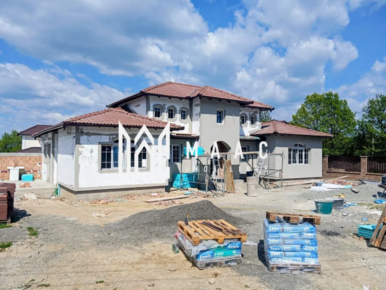 Casa stil mediteranian 4 dormitoare 800 mp teren Tocile Sibiu - COMISION 0 ! Direct DEZVOLTATOR !! 

Amplasată pe un teren generos de 800 mp, această casă se remarcă prin designul său primitor și finisajele premium, fiind disponibilă la vânzare cu predare la cheie interior si exterior pregătită pentru a-și întâmpina noii proprietari.

Parterul, cu o suprafață utilă de 140 mp, este inteligent compartimentat și cuprinde: bucătărie spațioasă, cămară, living luminos, 3 dormitoare, 2 băi și vestibul. Spațiile sunt puse în valoare de ferestrele mari tip termopan, care oferă lumină naturală din plin și creează o atmosferă caldă și aerisită. Finisajele sunt de înaltă calitate, incluzând gresie, faianță, travertin și parchet din lemn masiv, iar șemineul din living adaugă un plus de confort și eleganță.

Etajul, cu o suprafață de 50 mp, oferă un spațiu intim, compus dintr-un dormitor și o baie, ideal pentru oaspeți sau ca zonă privată.

La exterior, proprietatea dispune de o terasă generoasă de 40 mp, parțial acoperită pentru zona de barbeque si relaxare. Curtea oferă acces facil prin poartă electrică, iar carportul asigură protecția autoturismului.

Din punct de vedere tehnic, locuința beneficiază de izolație exterioară eficientă, centrală termică pe gaz cu calorifere și sistem de supraveghere video, oferind un nivel ridicat de confort și siguranță.

Pentru mai multe detalii specificati CP3024328 .