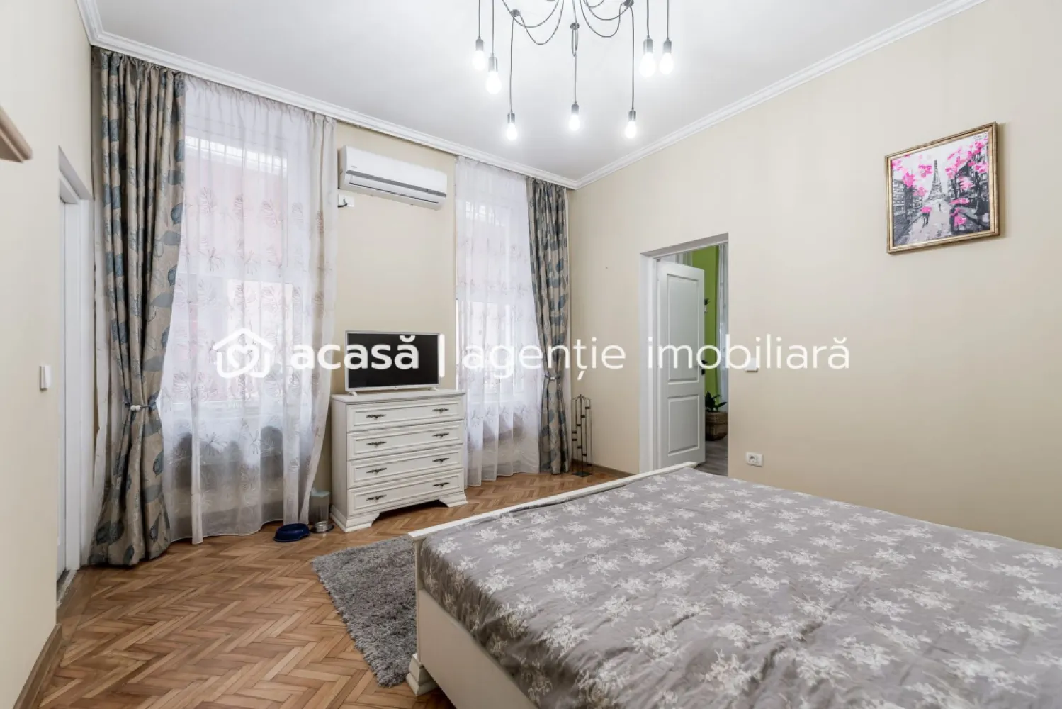 2 camere / etaj intermediar / ultracentral - Apartament cu 2 camere, situat ultracentral, la etajul 1 din 2, potrivit atât pentru locuit, cât și pentru investiție.

Apartamentul are o suprafață de 61 mp utili și este compartimentat astfel: 2 camere | bucătărie | baie | hol mansardat pentru depozitare suplimentară

Se vinde mobilat și utilat, inclusiv cu mașină de spălat vase.

Un avantaj rar pentru zona centrală este spațiul suplimentar de depozitare: depozitare la etaj și boxă la subsol.

Dotări și îmbunătățiri: clădire cu fațadă și acoperiș renovate în 2025 | instalație electrică nouă | siguranțe separate | centrală proprie | țevi de cupru | ferestre termopan | sistem de supraveghere video

Poziționarea ultracentrală oferă acces rapid către: transport public | instituții | restaurante | zone pietonale | servicii esențiale

Apartamentul este o alegere bună pentru cei care caută o locuință într-o zonă centrală sau o proprietate ușor de valorificat în regim de închiriere.

Preț repoziționat: 89.900 Euro
Comision 0%

Pentru detalii și vizionare: Mihai Molnar – consultant imobiliar | Telefon / WhatsApp 0761 899 230

Finanțare: oferte gratuite de la 16 bănci
Evaluare gratuită dacă vinzi o proprietate în Arad

ACASĂ | Bd. Decebal 2, Arad