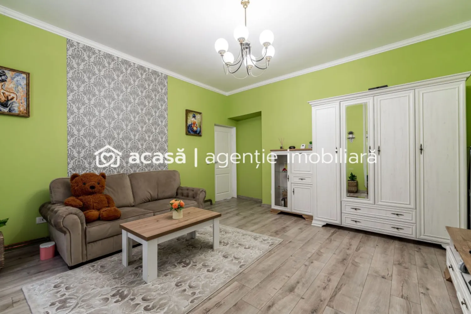 2 camere / etaj intermediar / ultracentral - Apartament cu 2 camere, situat ultracentral, la etajul 1 din 2, potrivit atât pentru locuit, cât și pentru investiție.

Apartamentul are o suprafață de 61 mp utili și este compartimentat astfel: 2 camere | bucătărie | baie | hol mansardat pentru depozitare suplimentară

Se vinde mobilat și utilat, inclusiv cu mașină de spălat vase.

Un avantaj rar pentru zona centrală este spațiul suplimentar de depozitare: depozitare la etaj și boxă la subsol.

Dotări și îmbunătățiri: clădire cu fațadă și acoperiș renovate în 2025 | instalație electrică nouă | siguranțe separate | centrală proprie | țevi de cupru | ferestre termopan | sistem de supraveghere video

Poziționarea ultracentrală oferă acces rapid către: transport public | instituții | restaurante | zone pietonale | servicii esențiale

Apartamentul este o alegere bună pentru cei care caută o locuință într-o zonă centrală sau o proprietate ușor de valorificat în regim de închiriere.

Preț repoziționat: 89.900 Euro
Comision 0%

Pentru detalii și vizionare: Mihai Molnar – consultant imobiliar | Telefon / WhatsApp 0761 899 230

Finanțare: oferte gratuite de la 16 bănci
Evaluare gratuită dacă vinzi o proprietate în Arad

ACASĂ | Bd. Decebal 2, Arad