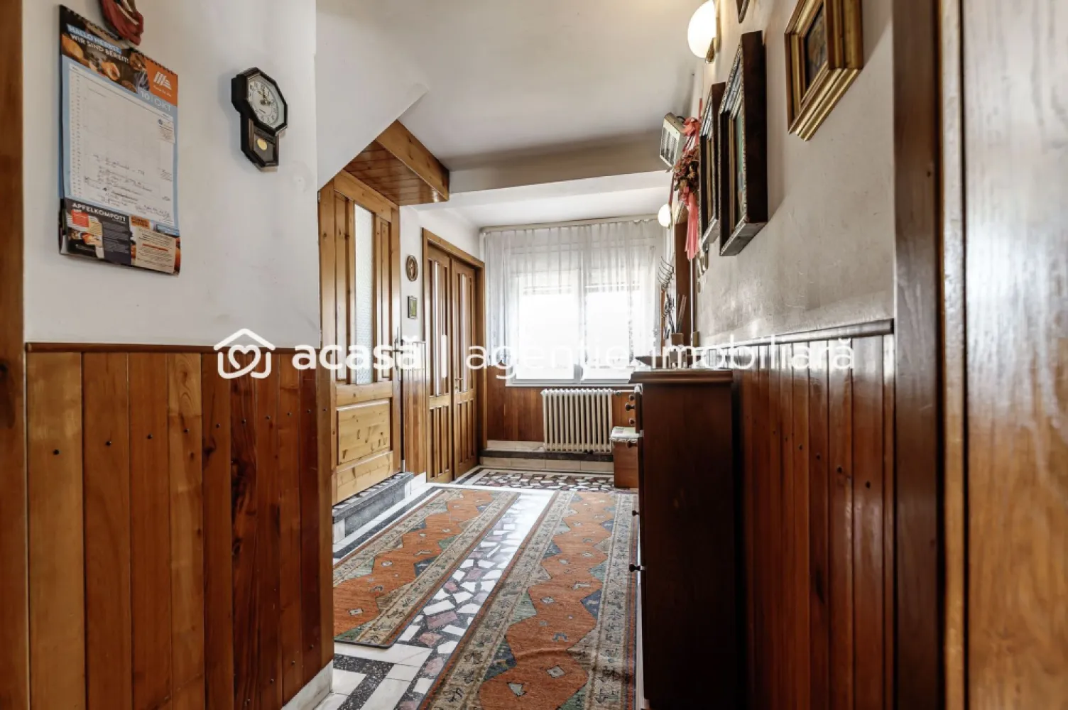 Casă din cărămidă cu 8 camere – zonă liniștită, LIPOVA - Descoperă o locuință solidă din cărămidă, complet mobilată și utilată, cu 2 bucătării, podele și mobilier din lemn masiv

 8 camere | 4 dormitoare | 2 etaje | 2 bucătării | garaj închis | balcon
 Mobilată și utilată complet
 Podele și mobilier din lemn masiv
 Apă, canalizare, curent trifazic
 Pregătită pentru centrală proprie
 Suprafață construită 253mp

 Ideală pentru familie sau pentru cei care caută confort, liniște și acces rapid către toate punctele de interes din Lipova.

Nu dispui de toată suma? Te ajutăm noi gratuit! Îți obținem oferte de la 16 bănci.

Ai o proprietate de vânzare în Arad și vrei să știi cât valorează cu adevărat?
Sună-mă pentru o evaluare gratuită, fără obligații.

 Lucian Marc – Consultant Imobiliar Acasa Arad
 0746 093 329
 Birou: ACASA | Agenție Imobiliară Arad
 Adresa: Bulevardul Decebal 2, Arad 310133

Sună acum pentru vizionare – mută-te imediat într-o casă gata de locuit!