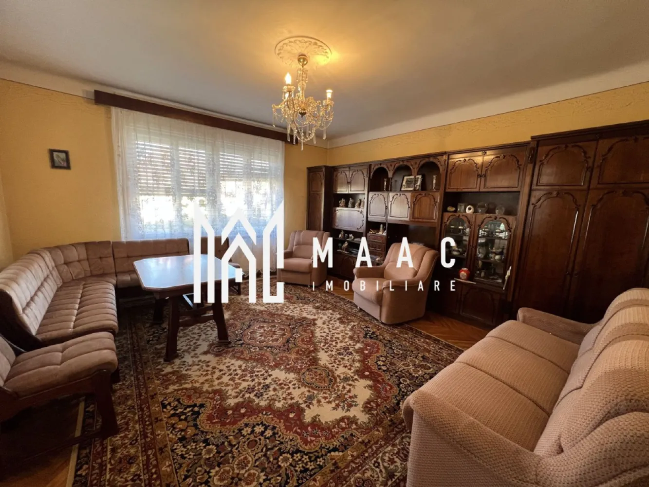 Casa tip duplex I 4 camere I Garaj I Zona Calea Poplacii - MAAC Imobiliare propune spre vanzare o casa situata in zona Calea Poplacii. Amplasata pe un teren de 459 mp, casa este structurata astfel: -demisol-bucatarie, baie, 2 spatii depozitare, hol, garaj, magazie. -parter-living, 2 dormitoare, baie, hol, antreu,etc In curte sunt mai multe anexe, spatii depozitare. Casa are garaj subteran, cu acces din strada; curtea este pavata, dispusa lateral; doua centrale-una pe gaz, cealalta pe lemne. Locuinta este solida, construita in anii 70. Zona linistita, doar de case, apropiata de centre alimentare, statii de transport in comun. Pentru mai multe detalii precizati telefonic ca ati vazut anuntul cu ID:CP1579379 }}