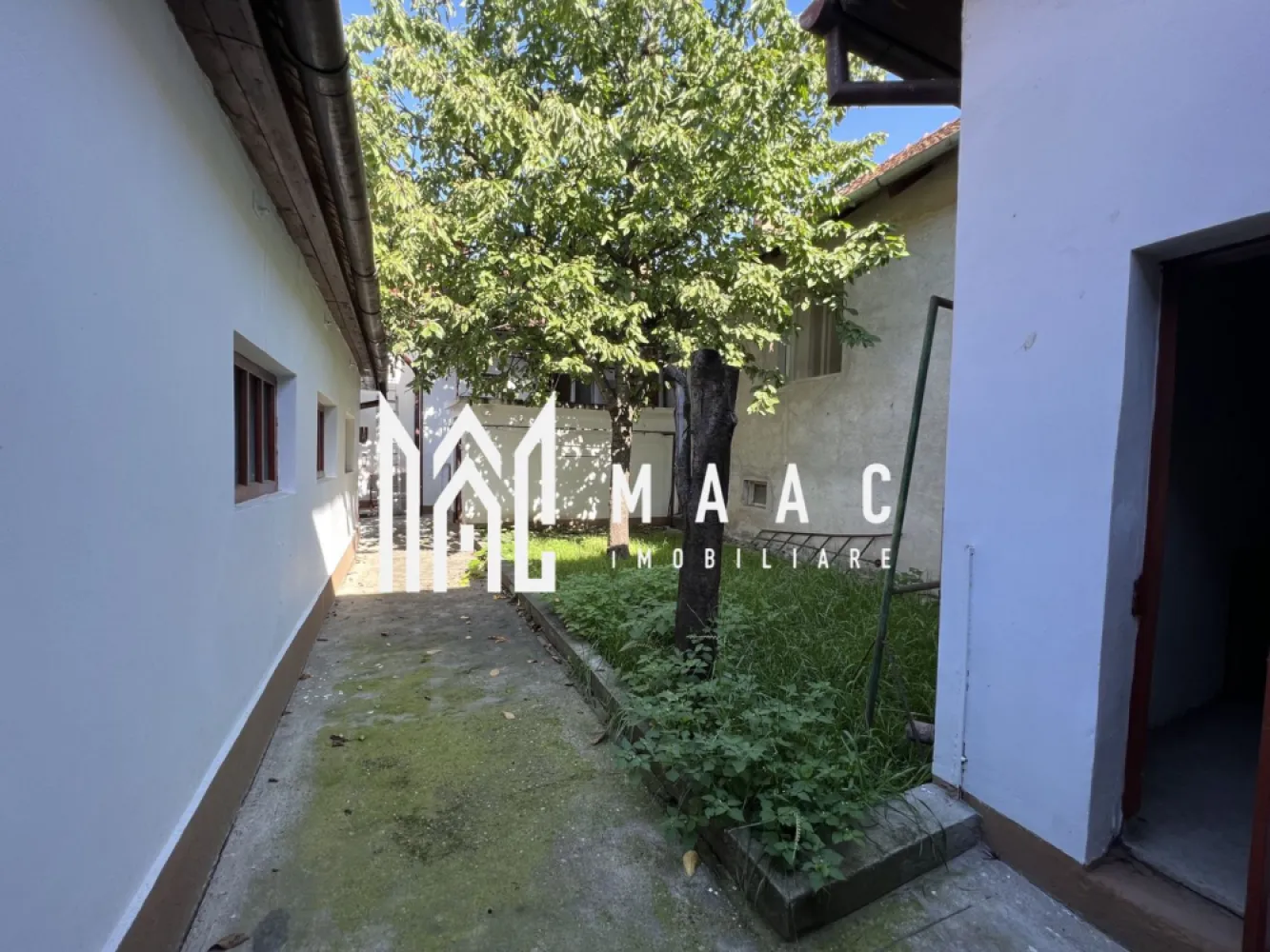 Casa tip duplex I 4 camere I Garaj I Zona Calea Poplacii - MAAC Imobiliare propune spre vanzare o casa situata in zona Calea Poplacii. Amplasata pe un teren de 459 mp, casa este structurata astfel: -demisol-bucatarie, baie, 2 spatii depozitare, hol, garaj, magazie. -parter-living, 2 dormitoare, baie, hol, antreu,etc In curte sunt mai multe anexe, spatii depozitare. Casa are garaj subteran, cu acces din strada; curtea este pavata, dispusa lateral; doua centrale-una pe gaz, cealalta pe lemne. Locuinta este solida, construita in anii 70. Zona linistita, doar de case, apropiata de centre alimentare, statii de transport in comun. Pentru mai multe detalii precizati telefonic ca ati vazut anuntul cu ID:CP1579379 }}