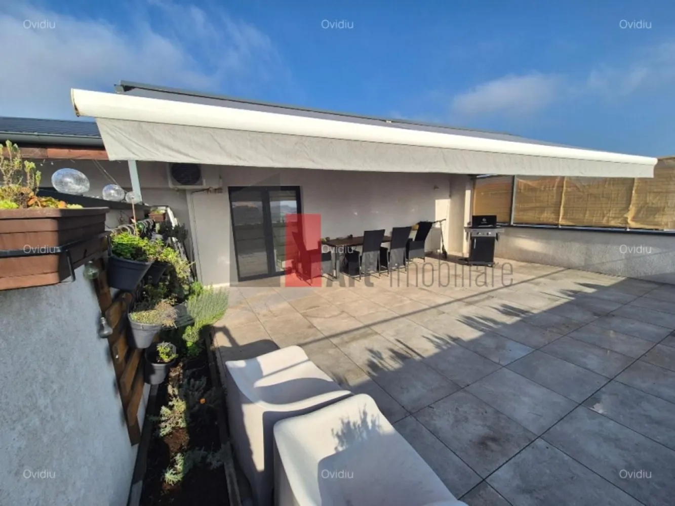 Vindem apartament 3 camere Drumul Taberei-Valea Doftanei+2 locuri parcare - Vindem apartament 3 camere 85 mp + terasa 51 mp exact langa parcul Constantin Brancusi, Drumul Taberei, sect 6.
 Apart. se afla intr-un bloc nou, et 4 cu lift, pozitionare est, cu multa lumina naturala, cat si intimitate mare. In zona se afla statia de metrou Valea Ialomitei, cresa in constructie, gradinita noua, cat si mai multe scoli. 
Apartamentul este foarte bine proiectat astfel incat se poate recompartimenta in 4 camere sau in varianta in care se uneste bucataria cu livingul si astfel se obtine un spatiu foarte generos de cca 40 mp. Terasa este amenajata cu panouri de sticla cat si cu o marchiza automata, care acopera mare parte din terasa
 Intentionam sa-l vindem nemobilat.
 Detinem si 2 locuri de parcare cost 9.000 Euro/loc. Se poate opta pentru achizitia unui singur loc de parcare, celalalt il putem vinde la vecini.