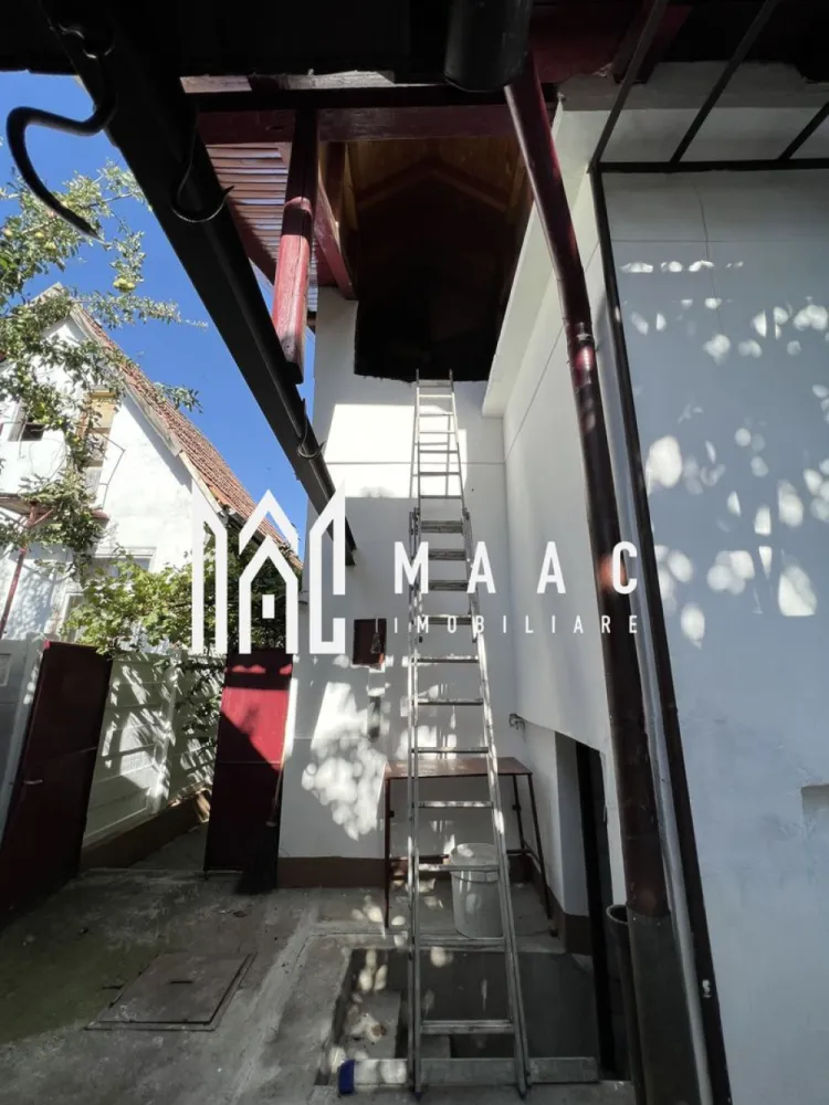 Casa tip duplex I 4 camere I Garaj I Zona Calea Poplacii - MAAC Imobiliare propune spre vanzare o casa situata in zona Calea Poplacii. Amplasata pe un teren de 459 mp, casa este structurata astfel: -demisol-bucatarie, baie, 2 spatii depozitare, hol, garaj, magazie. -parter-living, 2 dormitoare, baie, hol, antreu,etc In curte sunt mai multe anexe, spatii depozitare. Casa are garaj subteran, cu acces din strada; curtea este pavata, dispusa lateral; doua centrale-una pe gaz, cealalta pe lemne. Locuinta este solida, construita in anii 70. Zona linistita, doar de case, apropiata de centre alimentare, statii de transport in comun. Pentru mai multe detalii precizati telefonic ca ati vazut anuntul cu ID:CP1579379 }}