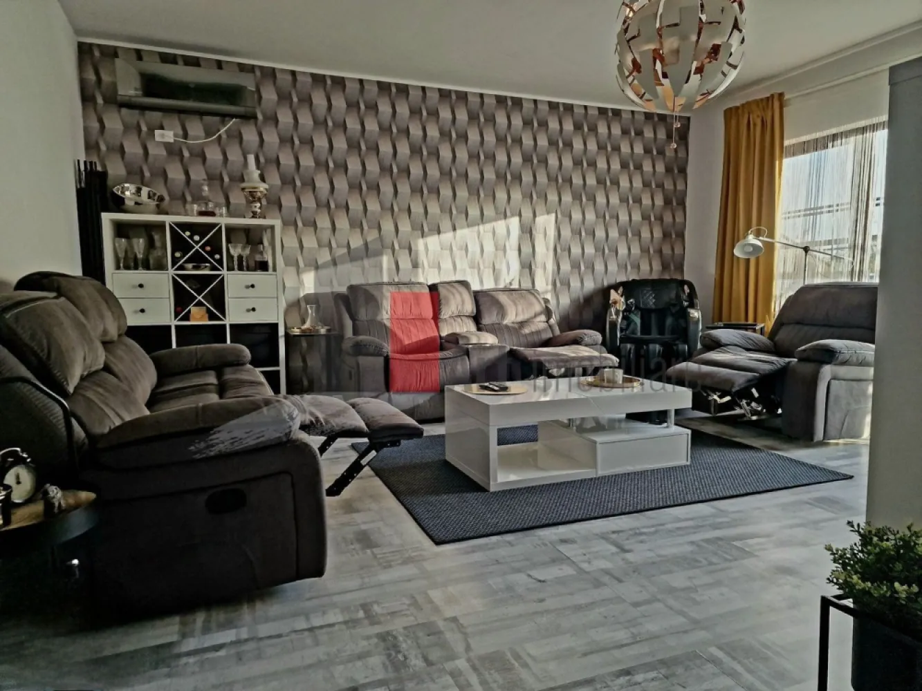 Vanzare casa moderna cu piscina si zona de fitness --Mihailesti - Locatie: Mihailesti, jud. Giurgiu
Zona rezidentiala linistita, doar de case, strada asfaltata si iluminata.
Acces rapid catre Bucuresti (20 km), mijloace de transport, scoala si gradinita in apropiere.

150.000 euro - casa nemobilata
165.000 euro - casa complet mobilata si utilata (mutare imediata).

 Descriere generala:
Casa individuala P + mansarda, construita in 2022, design modern si finisaje de calitate superioara.
Curte complet amenajata, ideala pentru relaxare si activitati in aer liber.
Proprietate perfecta pentru o familie care isi doreste confort, liniste si facilitati moderne.
Disponibila imediat pentru mutare.

 Detalii proprietate:

Suprafata teren: 500 mp (teren liber 400 mp)

Suprafata utila: 85 mp

Amprenta la sol: 100 mp

Structura: beton armat, zidarie caramida Porotherm

Izolatie termica si fonica performanta

Acoperis: tigla metalica

 Compartimentare:

Parter:

Hol generos

Living luminos, 30 mp

Bucatarie inchisa, 12 mp

2 dormitoare, 15 si 17 mp

Baie cu geam, 7 mp

Camera tehnica cu geam, 6 mp

Terasa acoperita 40 mp + pergola

Mansarda:

Placa de beton

Acces prin scara retractabila

Spatiu pentru depozitare sau extindere ulterioara

 Dotari si utilitati:

Apa, canalizare, gaze, curent 220/380V (bransament nou pe cupru)

Centrala termica Ariston cu control WiFi

2 aparate de aer conditionat Ariston control prin WiFi

Iluminat inteligent in curte controlabil WiFi

Supraveghere video exterior

Poarta automatizata si gard din placi de beton

Curte amenajata complet

Piscina si ciubar jacuzzi
Zona fitness exterioara acoperita

Pergola si terasa cu sistem de racire cu vapori

Zona de gratar si dining exterior

Magazie pentru depozitare

Gazon natural, tuja, iluminat decorativ

3 locuri de parcare in curte + 2 la poarta

 

150 000 euro - casa nemobilata-ramane bucataria,piscina,jacuzzi si masa de gradina cu scaunele

 Avantaje:

Casa noua, fara investitii suplimentare

Zona sigura si linistita, vecini civilizati

Ideal pentru familie, lucru de acasa si relaxare