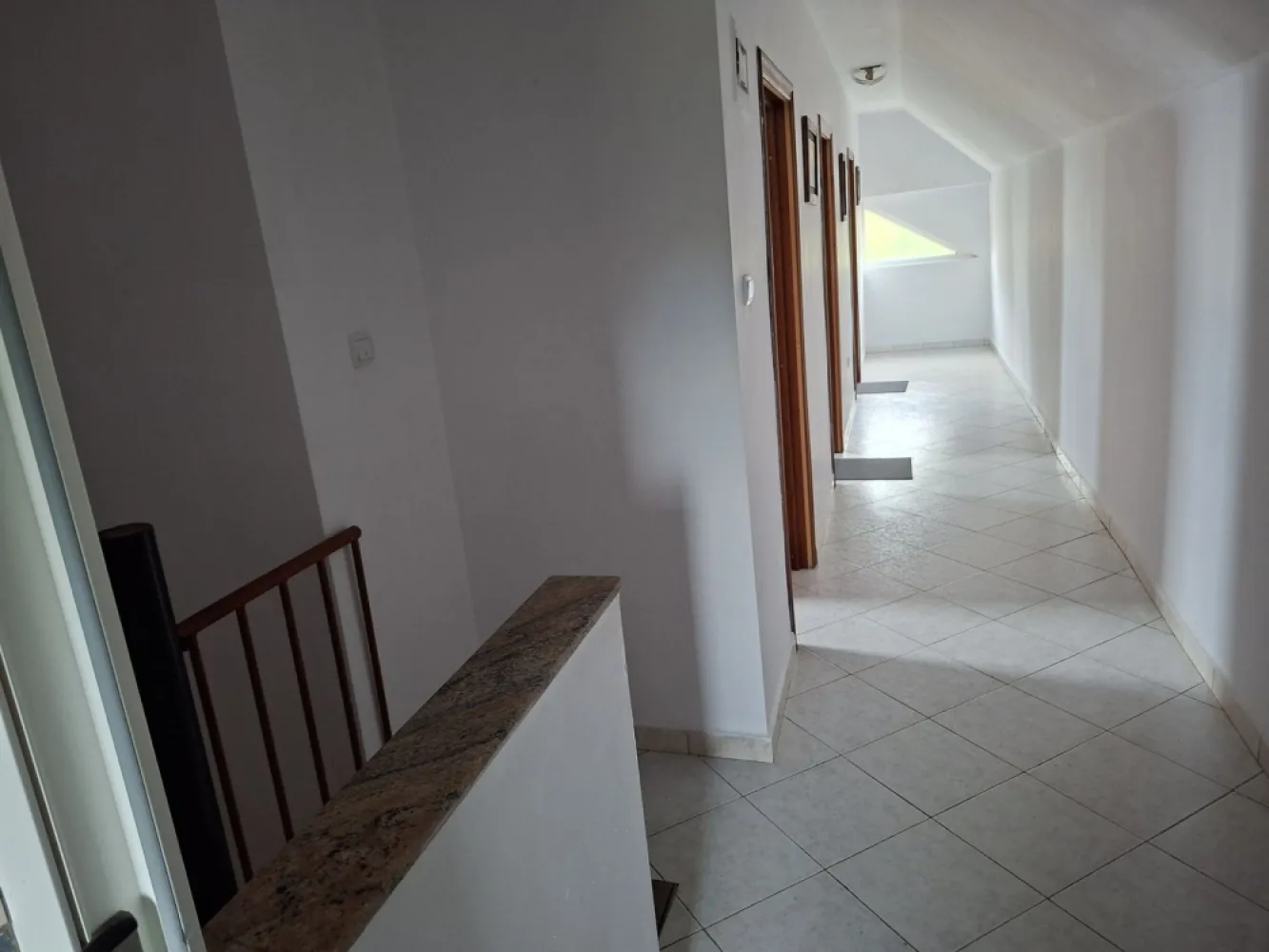 BRASADAS vinde casa individuala 9 cam in Bercu Rosu. - Agenția imobiliara BRASADAS vinde casa individuala cu 9 dormitoare situată în BERCU ROSU.
Casa a fost construita în anul 2010 si este racordata la toate utilitățile, pe un teren aferent în suprafața de 9600 mp.
Www.brasadas.com.