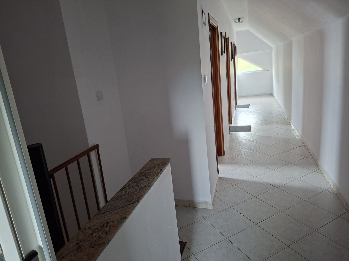 BRASADAS vinde casa individuala 9 cam in Bercu Rosu.